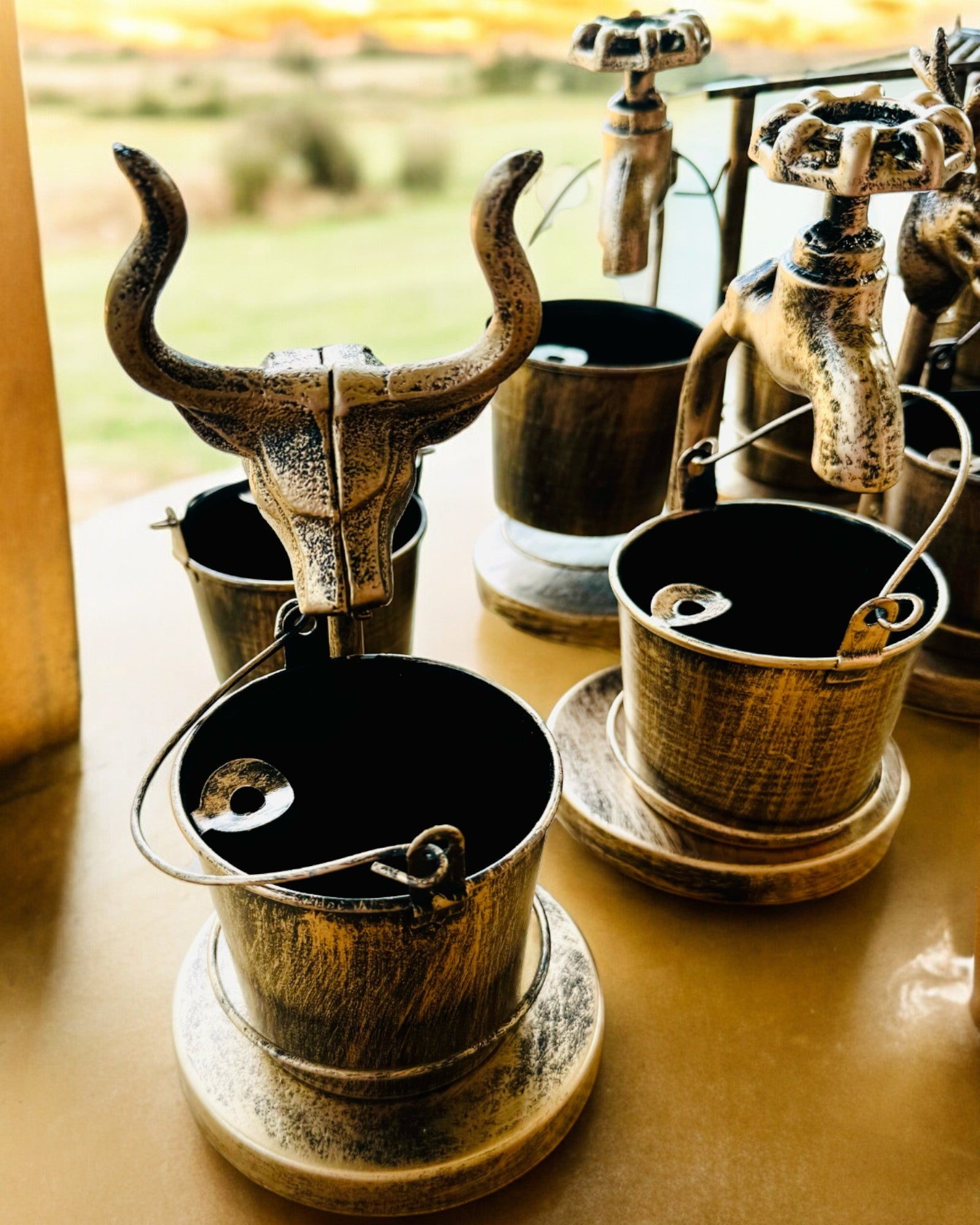 Tyylikäs metallinen tuhkakuppi "Rustic Charm" 19-23 cm korkeus, 8 vaihtoehtoa valittavana, kaiverrus pyynnöstä