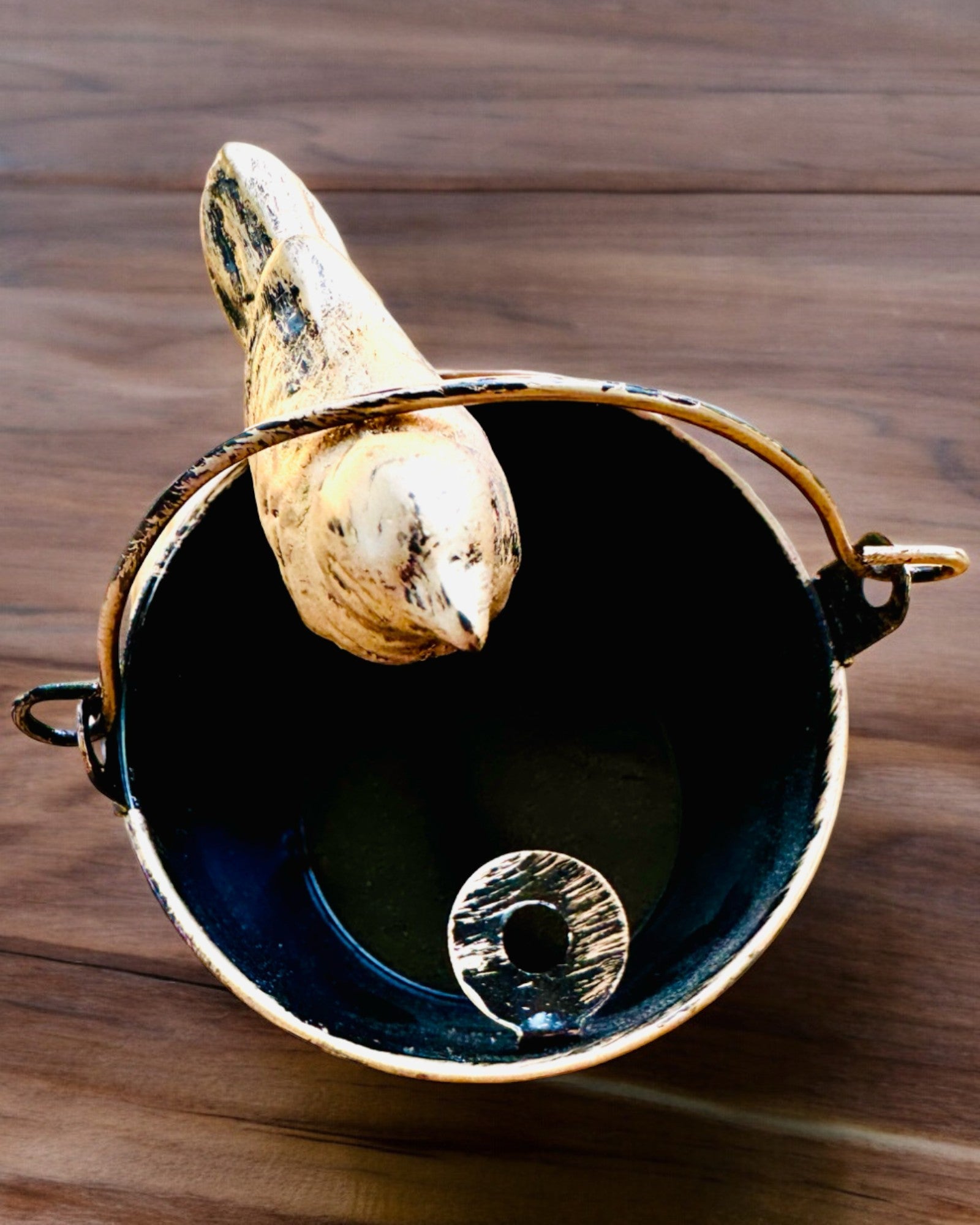 Tyylikäs metallinen tuhkakuppi "Rustic Charm" 19-23 cm korkeus, 8 vaihtoehtoa valittavana, kaiverrus pyynnöstä