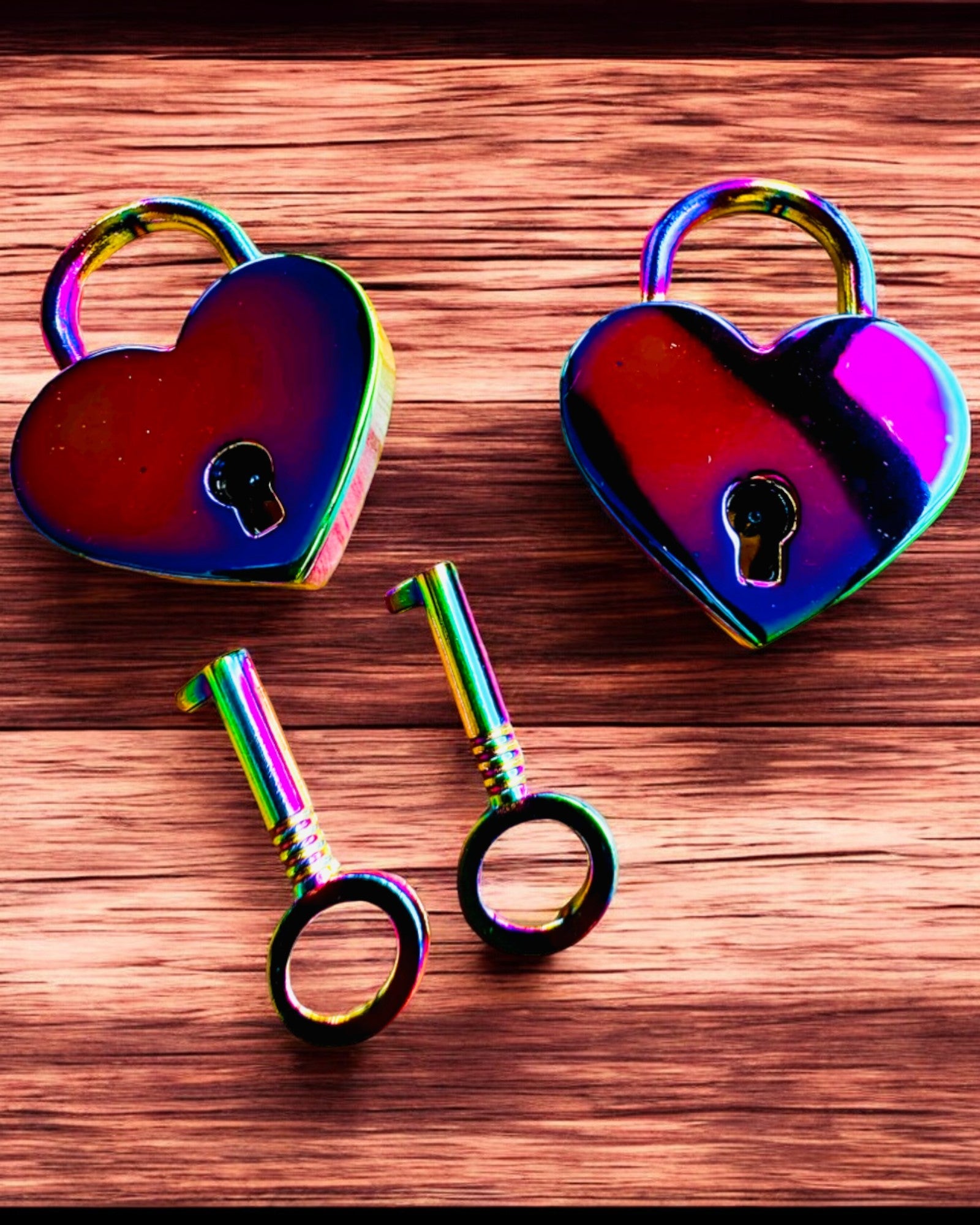 Romanttiset Mini Sydänlukot DeLuxe, 2 lukon ja avainten setti, 6 vaihtoehtoa valittavana, mahdollisuus personointiin kaiverruksella lahjaksi