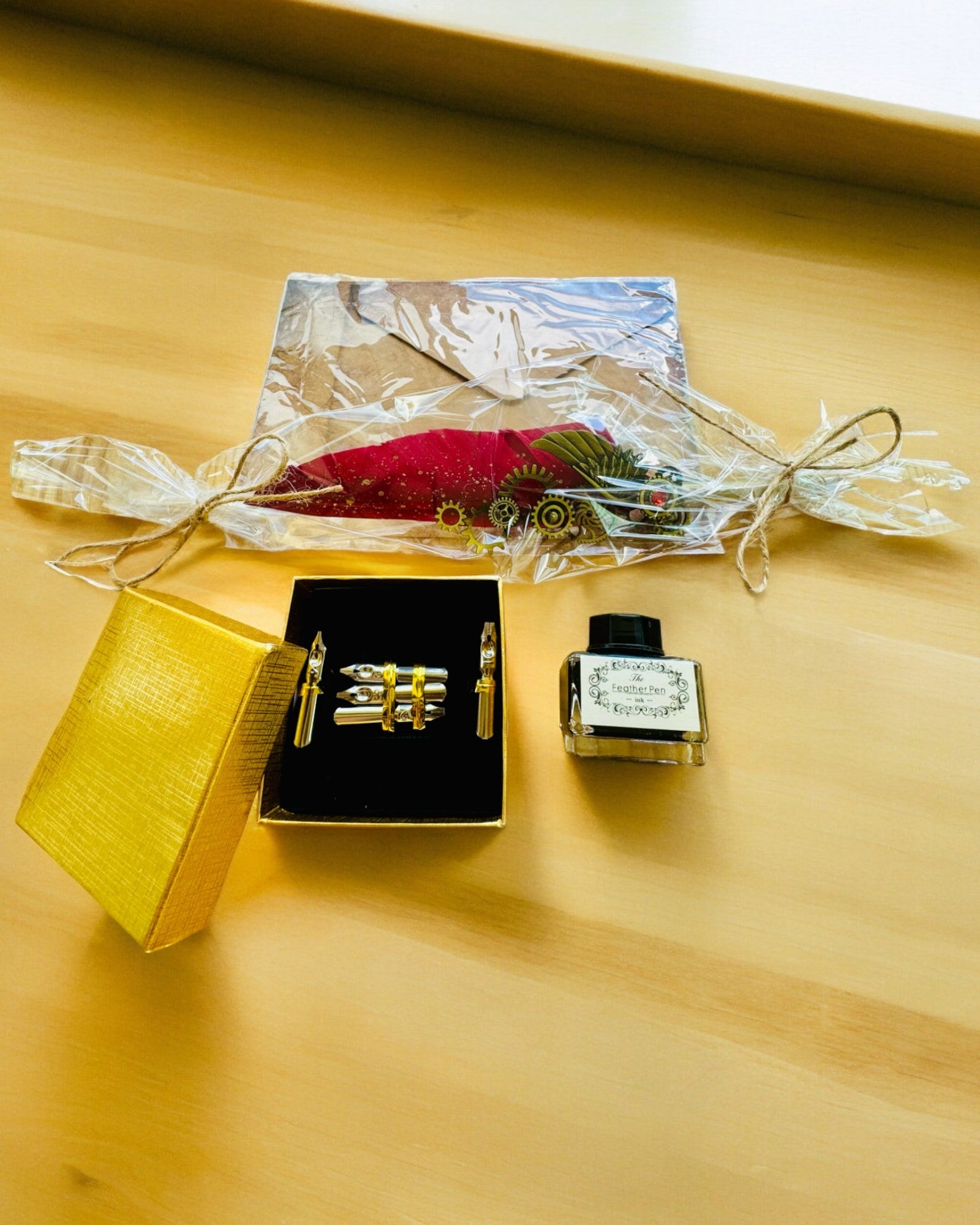 Lahjasetti - Viininpunainen-violetti hanhen sulkakynä "Steampunk Eleganssi" kaiverrusmahdollisuudella, lahjaksi