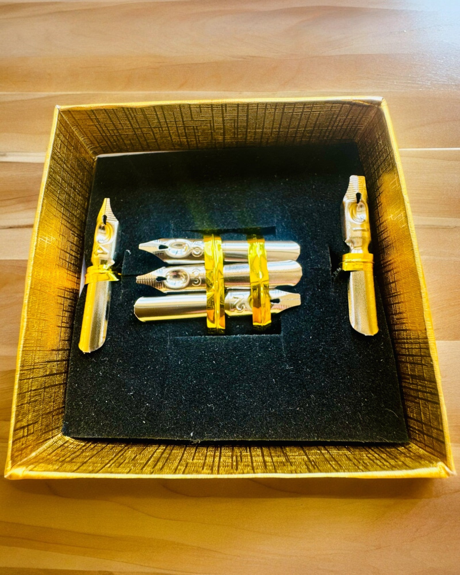 Lahjasetti - Viininpunainen-violetti hanhen sulkakynä "Steampunk Eleganssi" kaiverrusmahdollisuudella, lahjaksi