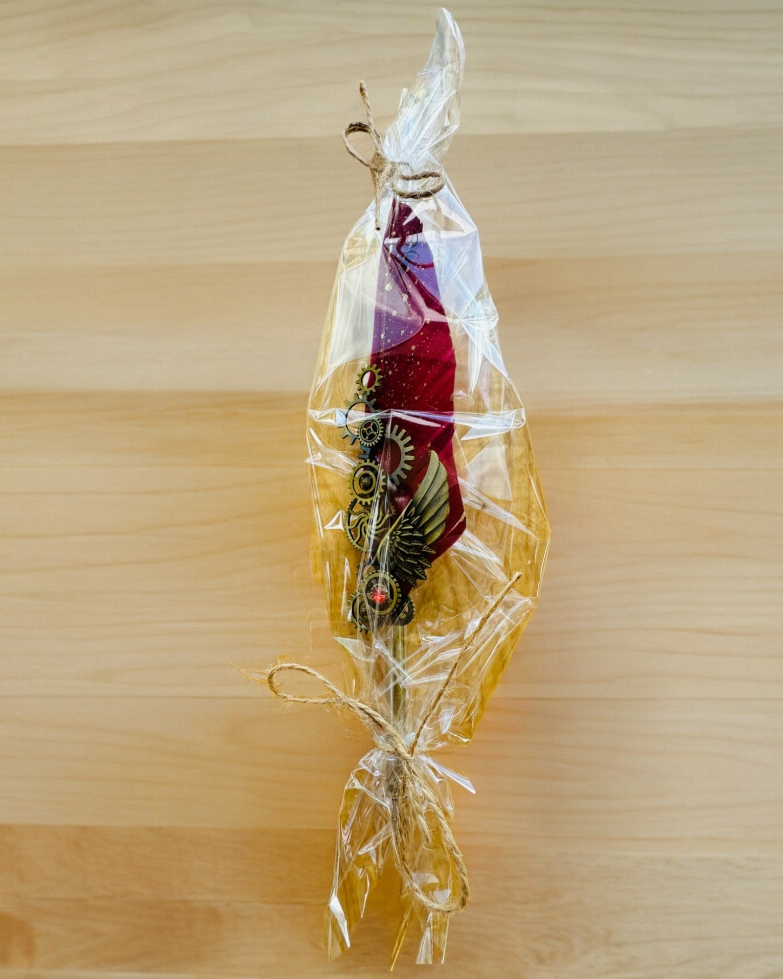 Lahjasetti - Viininpunainen-violetti hanhen sulkakynä "Steampunk Eleganssi" kaiverrusmahdollisuudella, lahjaksi