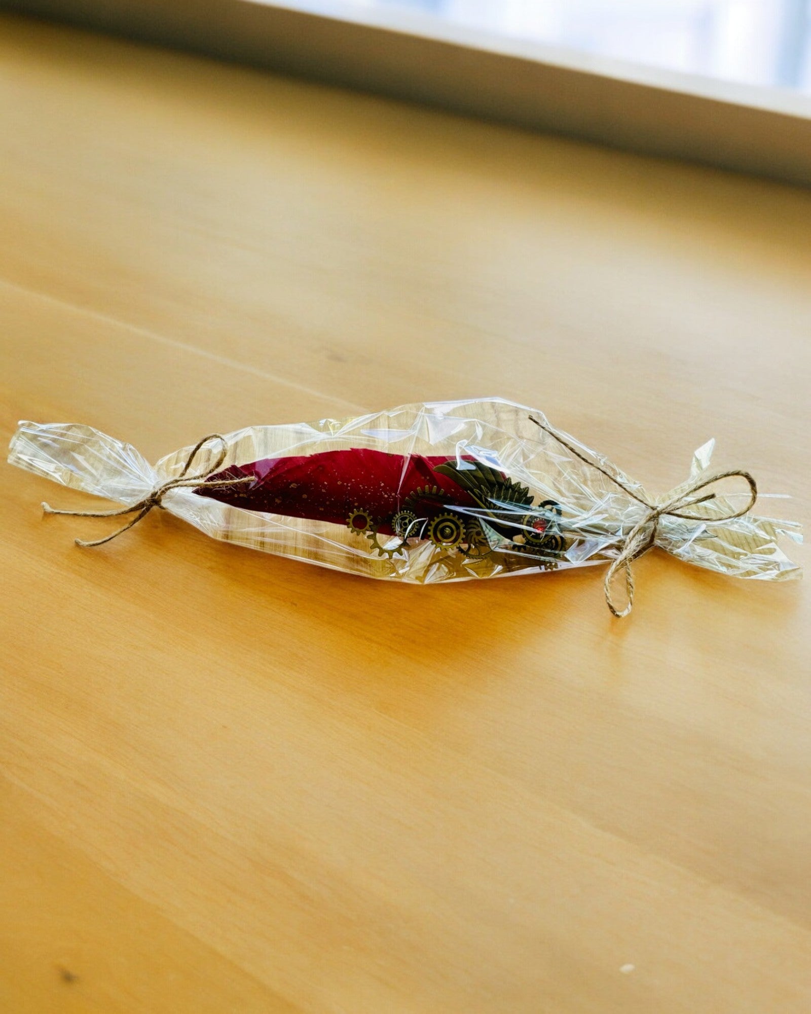 Lahjasetti - Viininpunainen-violetti hanhen sulkakynä "Steampunk Eleganssi" kaiverrusmahdollisuudella, lahjaksi