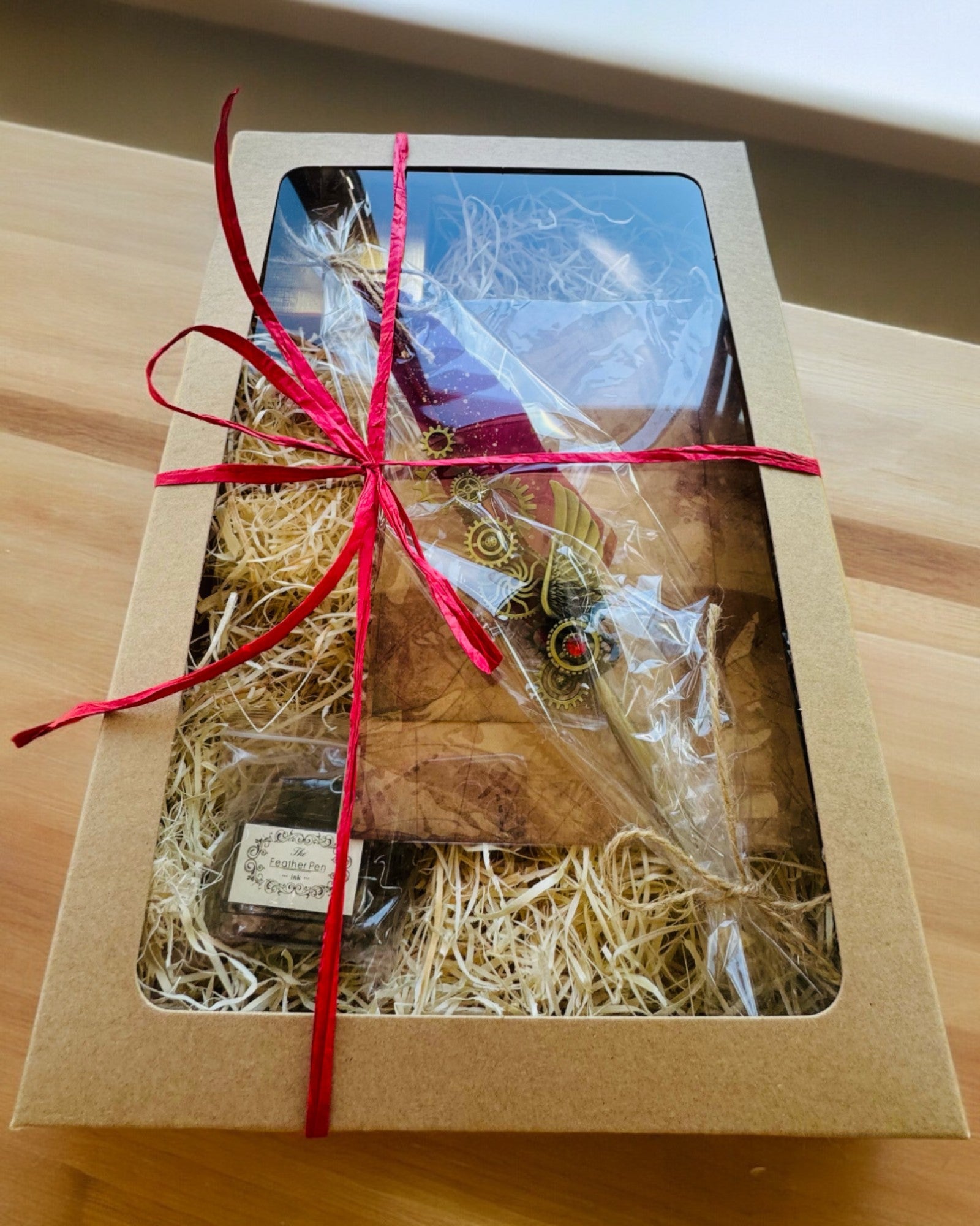 Lahjasetti - Viininpunainen-violetti hanhen sulkakynä "Steampunk Eleganssi" kaiverrusmahdollisuudella, lahjaksi