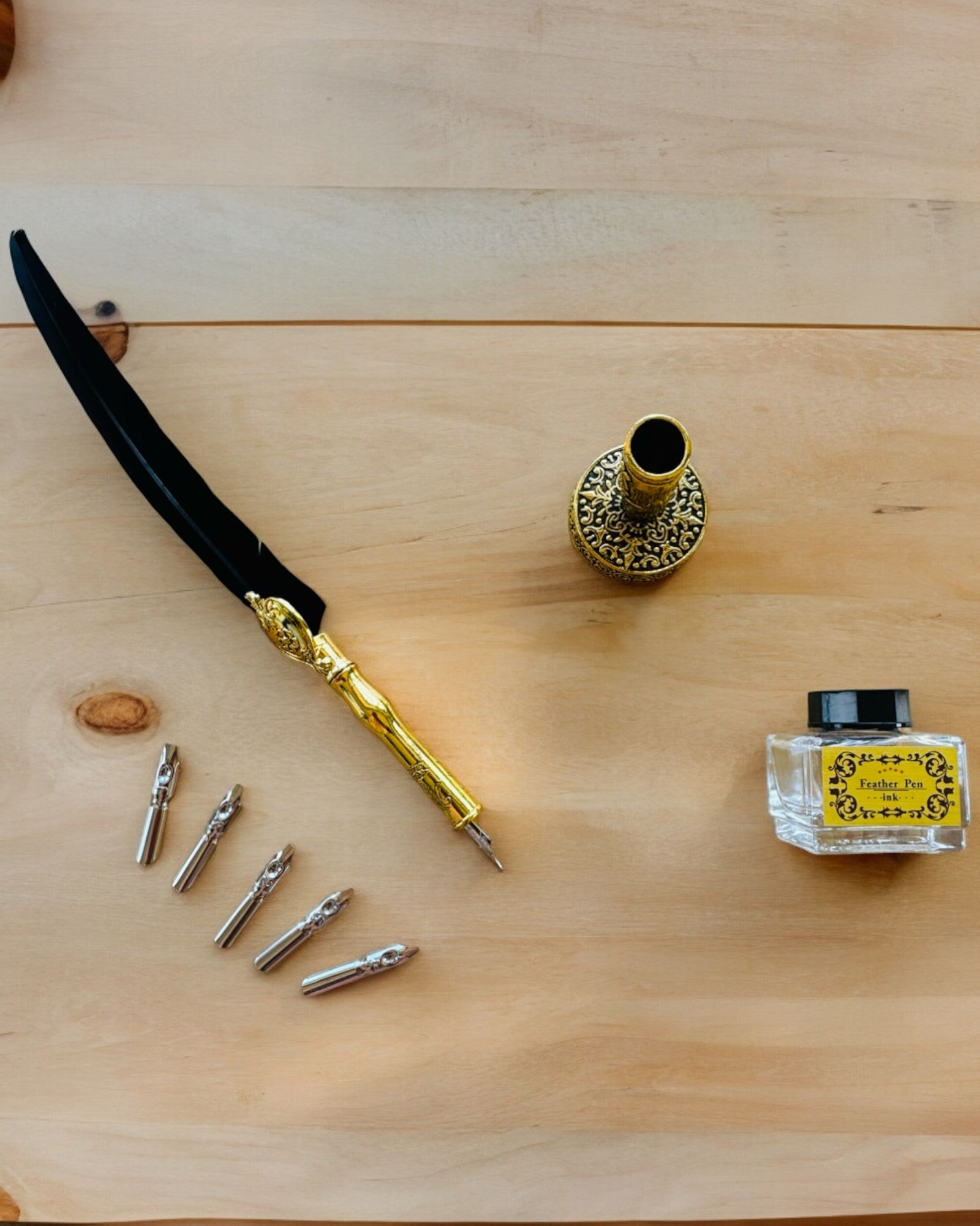 Tyylikäs hanhensulka tarvikkeilla - Royal Quill, mahdollisuus personointiin kaiverruksella