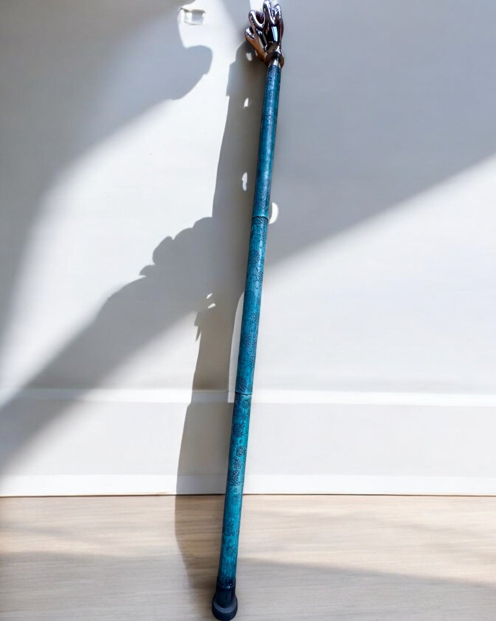 Kävelykeppi "Królewska Dłoń" – käsintehty luonnollisella nahalla, mahdollisuus personoida kaiverruksella