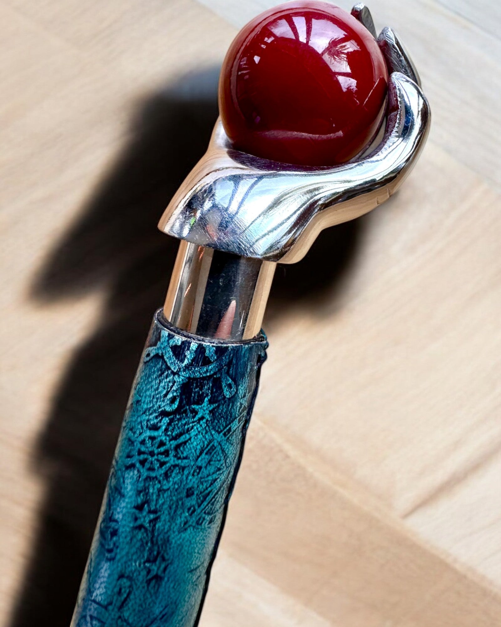 Kävelykeppi "Królewska Dłoń" – käsintehty luonnollisella nahalla, mahdollisuus personoida kaiverruksella