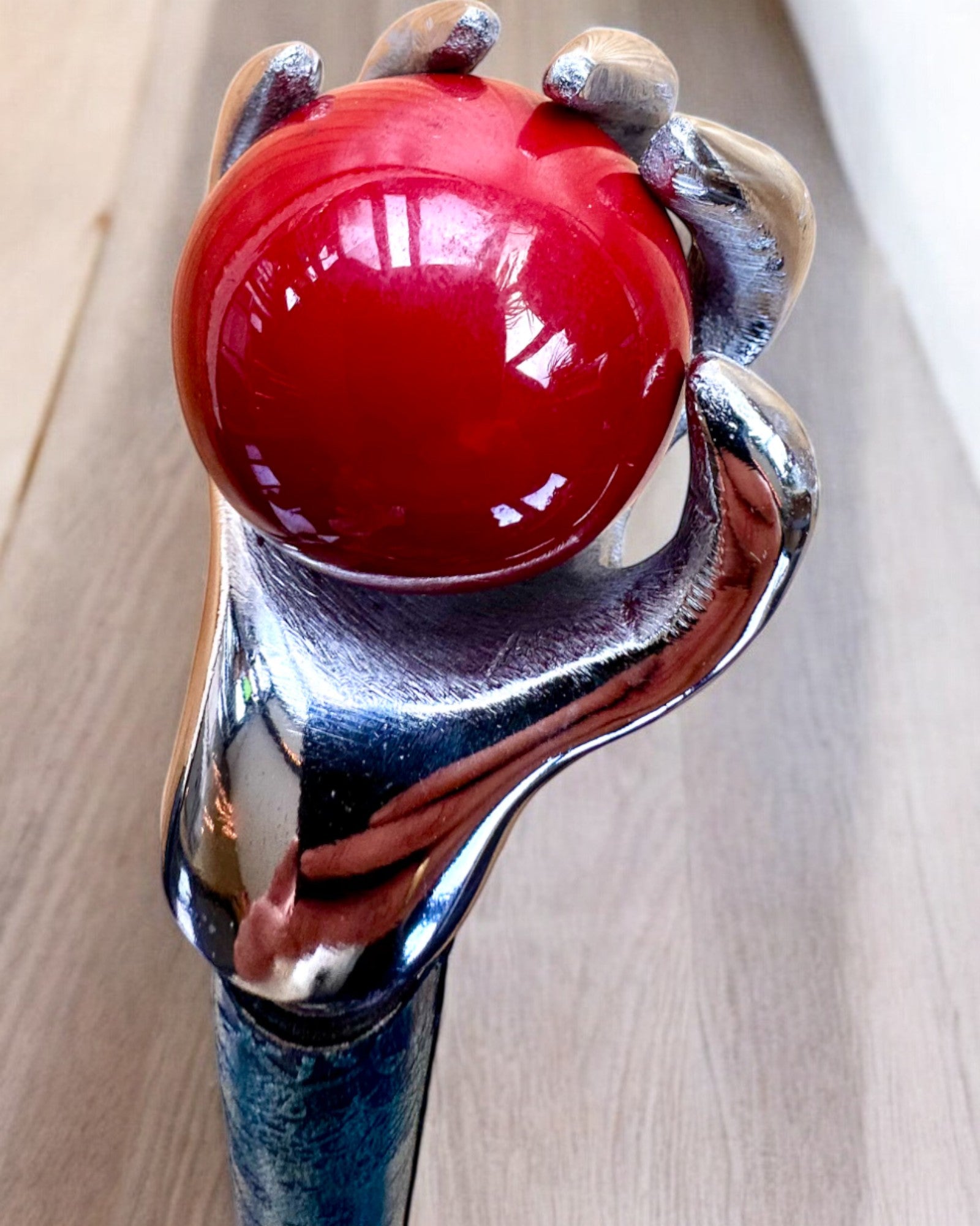 Kävelykeppi "Królewska Dłoń" – käsintehty luonnollisella nahalla, mahdollisuus personoida kaiverruksella