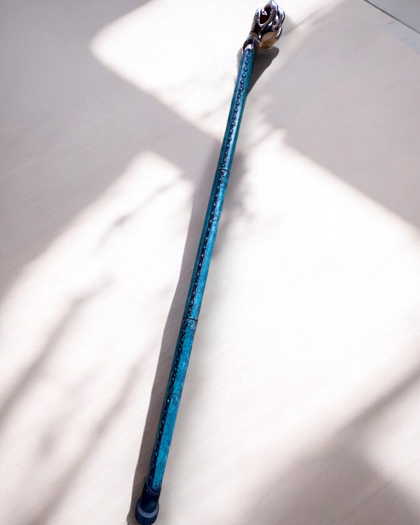 Kävelykeppi "Królewska Dłoń" – käsintehty luonnollisella nahalla, mahdollisuus personoida kaiverruksella