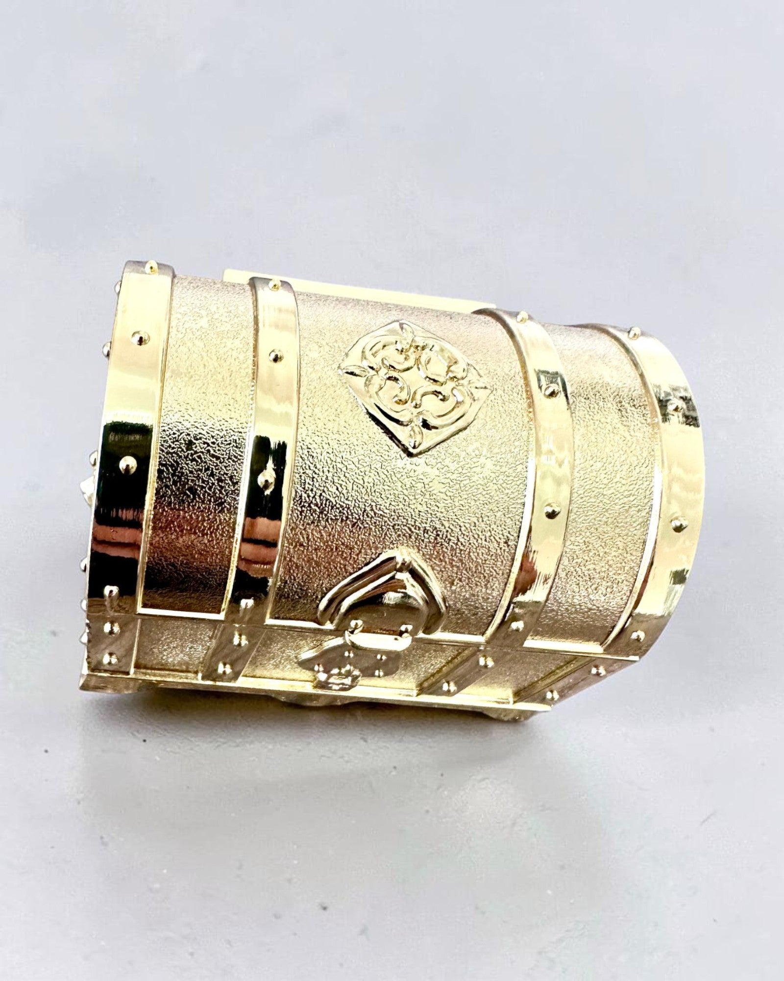 Retrotyylinen metallinen aarrearkku kaiverruksella – hopeanhohtoinen rasia 7x5x5 cm