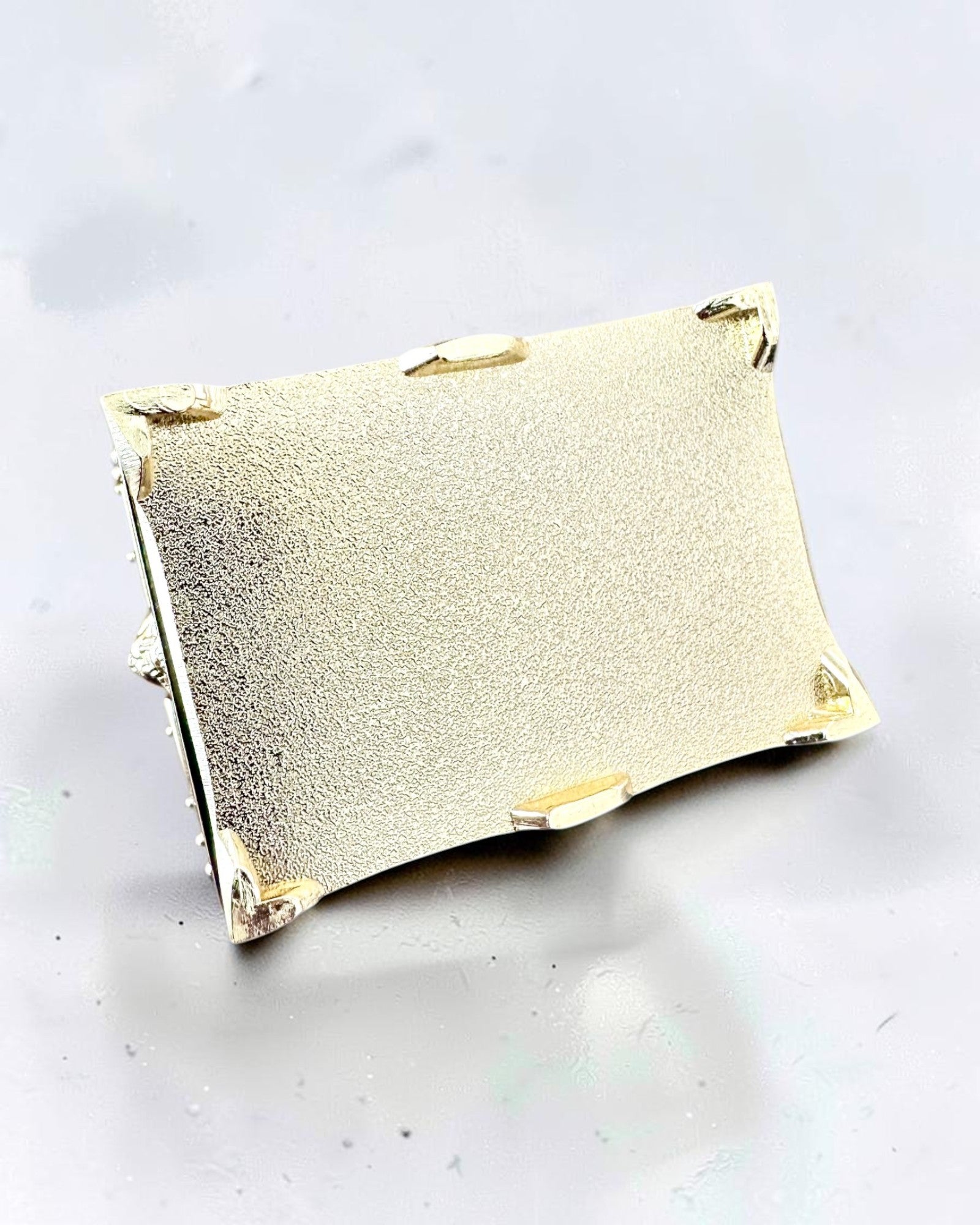 Retrotyylinen metallinen aarrearkku kaiverruksella – hopeanhohtoinen rasia 7x5x5 cm