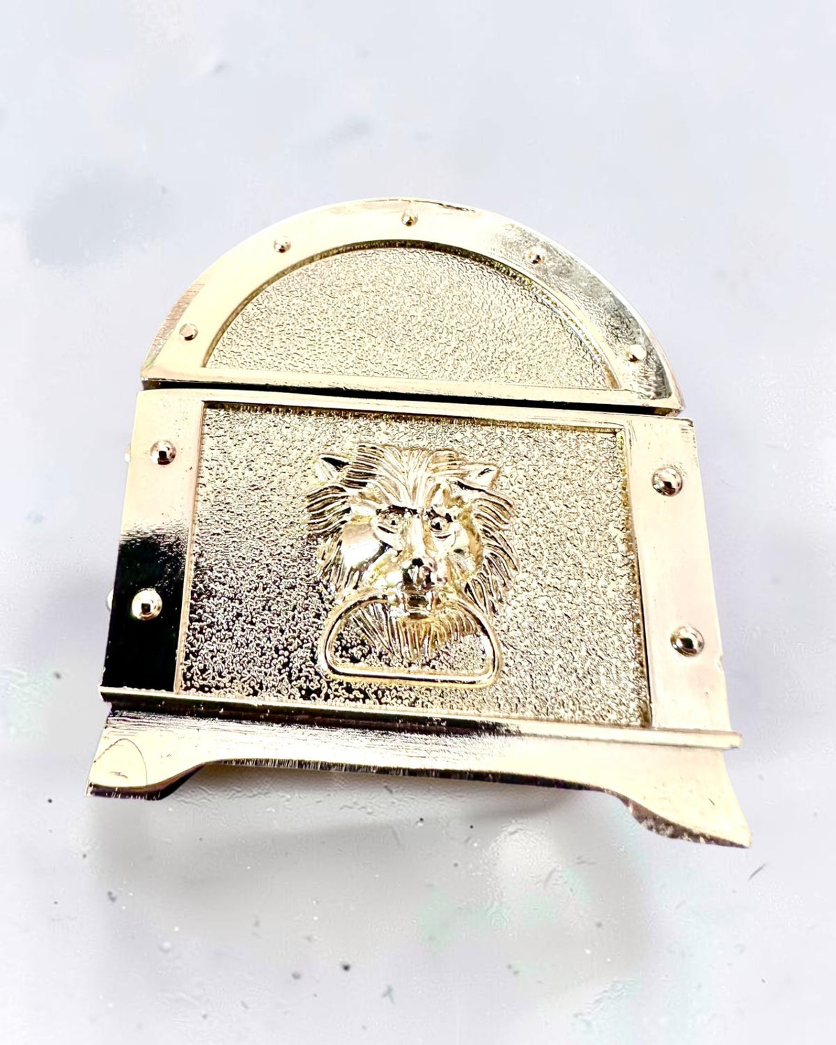 Retrotyylinen metallinen aarrearkku kaiverruksella – hopeanhohtoinen rasia 7x5x5 cm