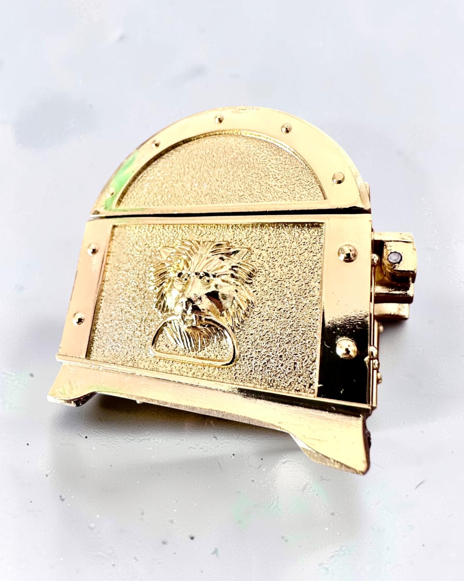 Retrotyylinen metallinen aarrearkku kaiverruksella – hopeanhohtoinen rasia 7x5x5 cm