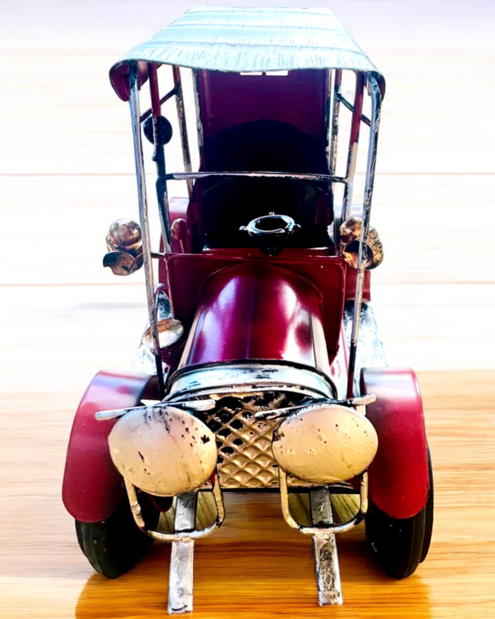 Klassinen Retro-auton malli - kolme vaihtoehtoa kaiverrusmahdollisuudella lahjaksi