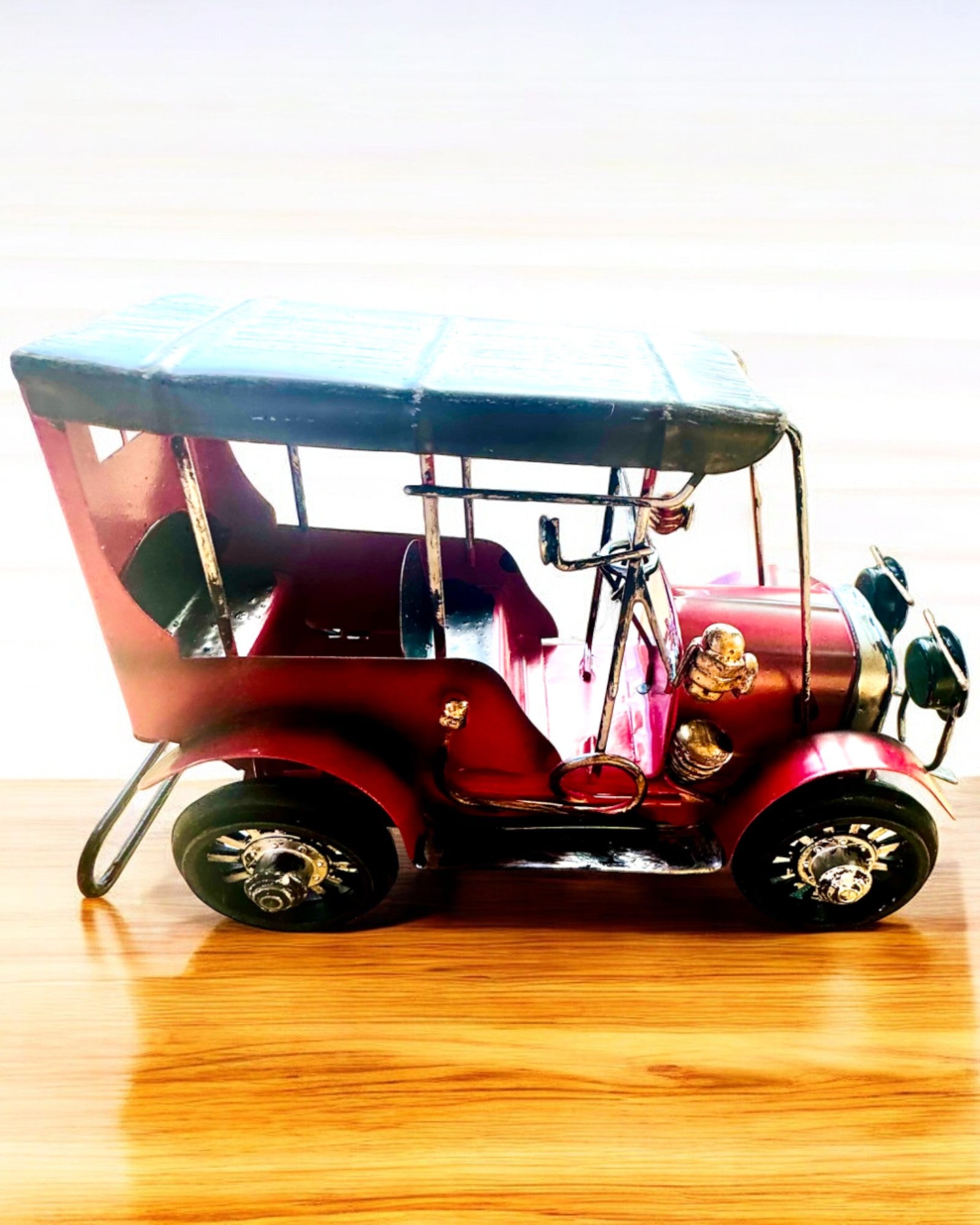 Klassinen Retro-auton malli - kolme vaihtoehtoa kaiverrusmahdollisuudella lahjaksi