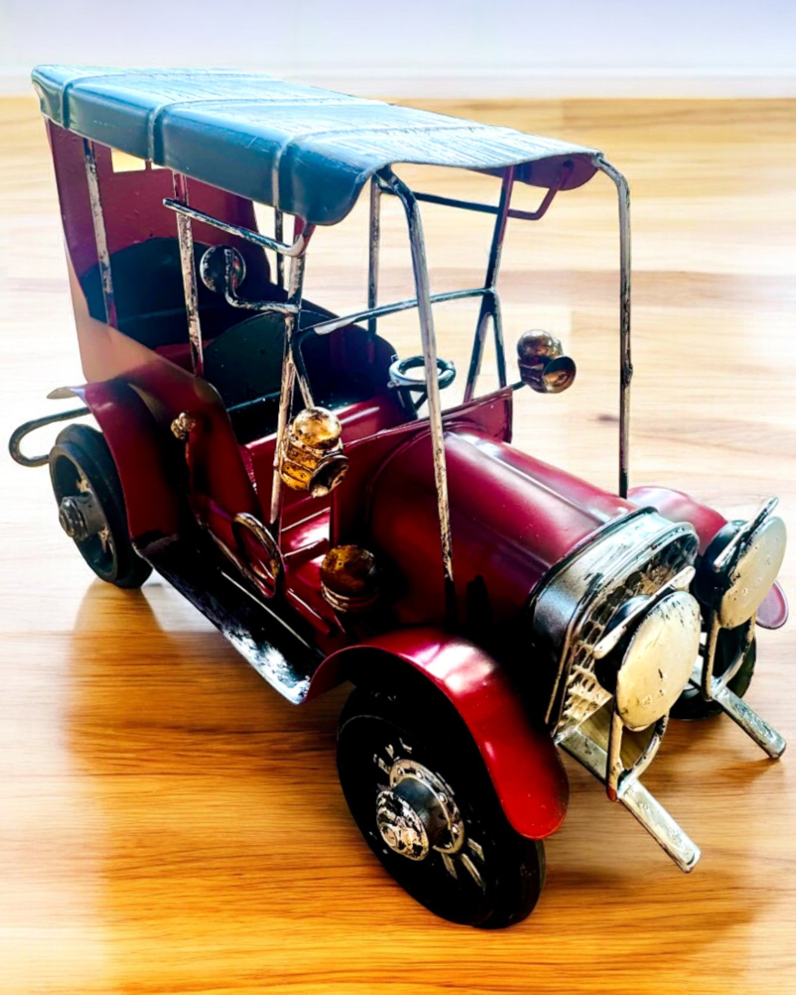 Klassinen Retro-auton malli - kolme vaihtoehtoa kaiverrusmahdollisuudella lahjaksi