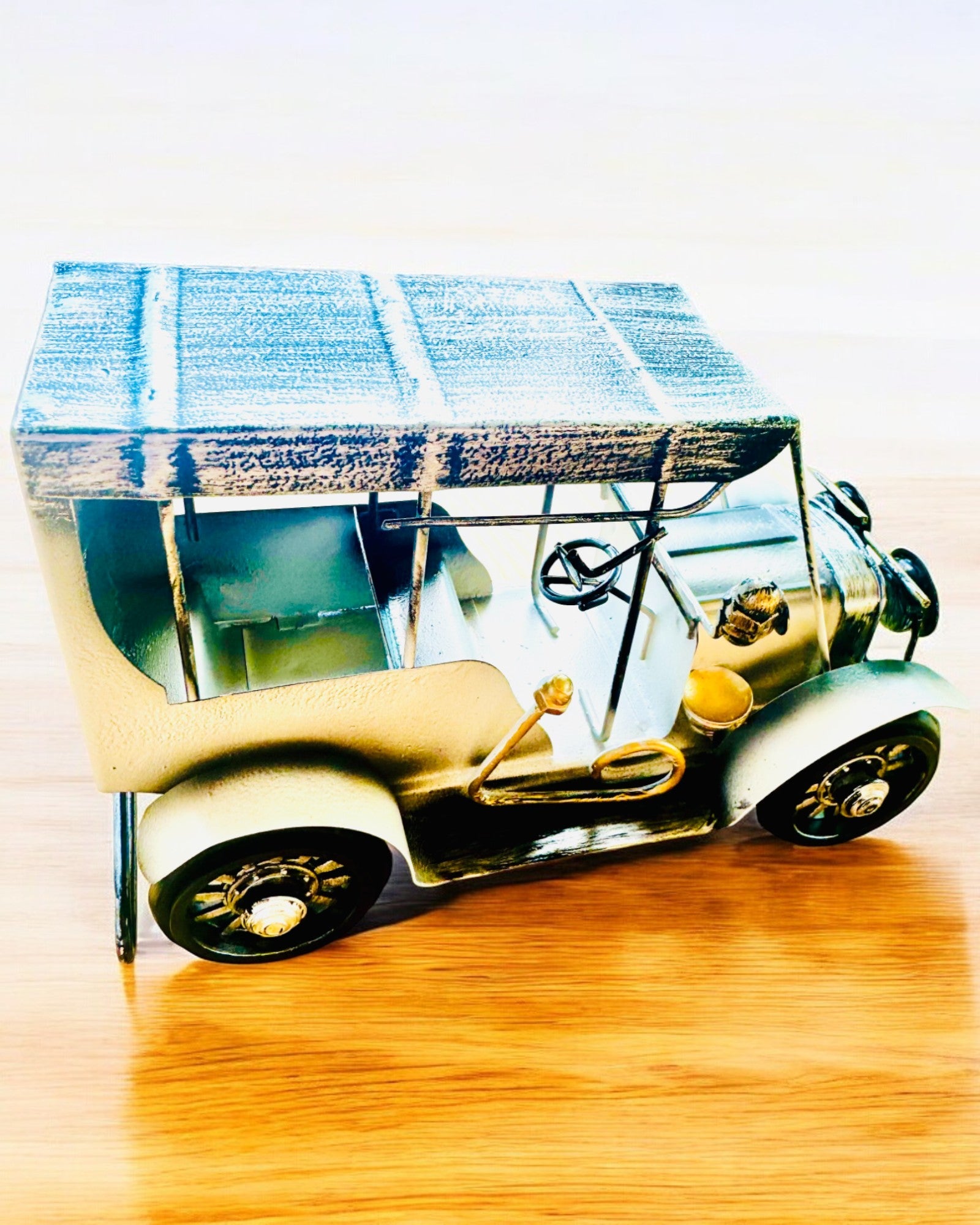 Klassinen Retro-auton malli - kolme vaihtoehtoa kaiverrusmahdollisuudella lahjaksi