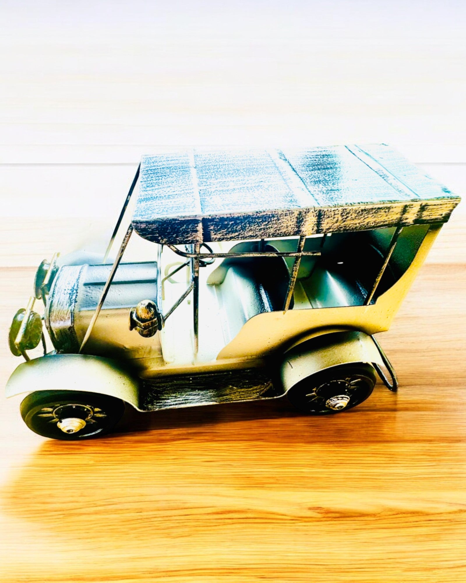 Klassinen Retro-auton malli - kolme vaihtoehtoa kaiverrusmahdollisuudella lahjaksi