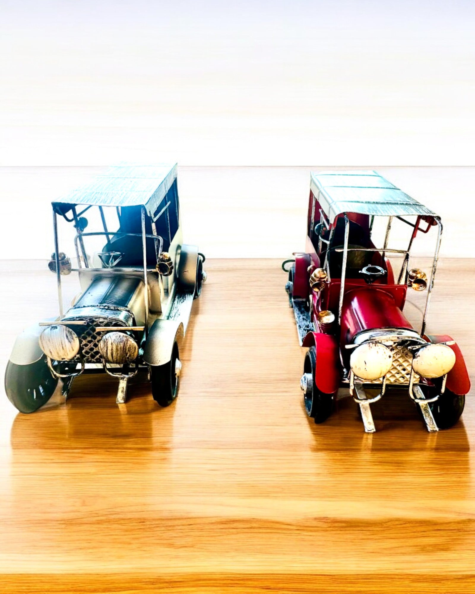 Klassinen Retro-auton malli - kolme vaihtoehtoa kaiverrusmahdollisuudella lahjaksi