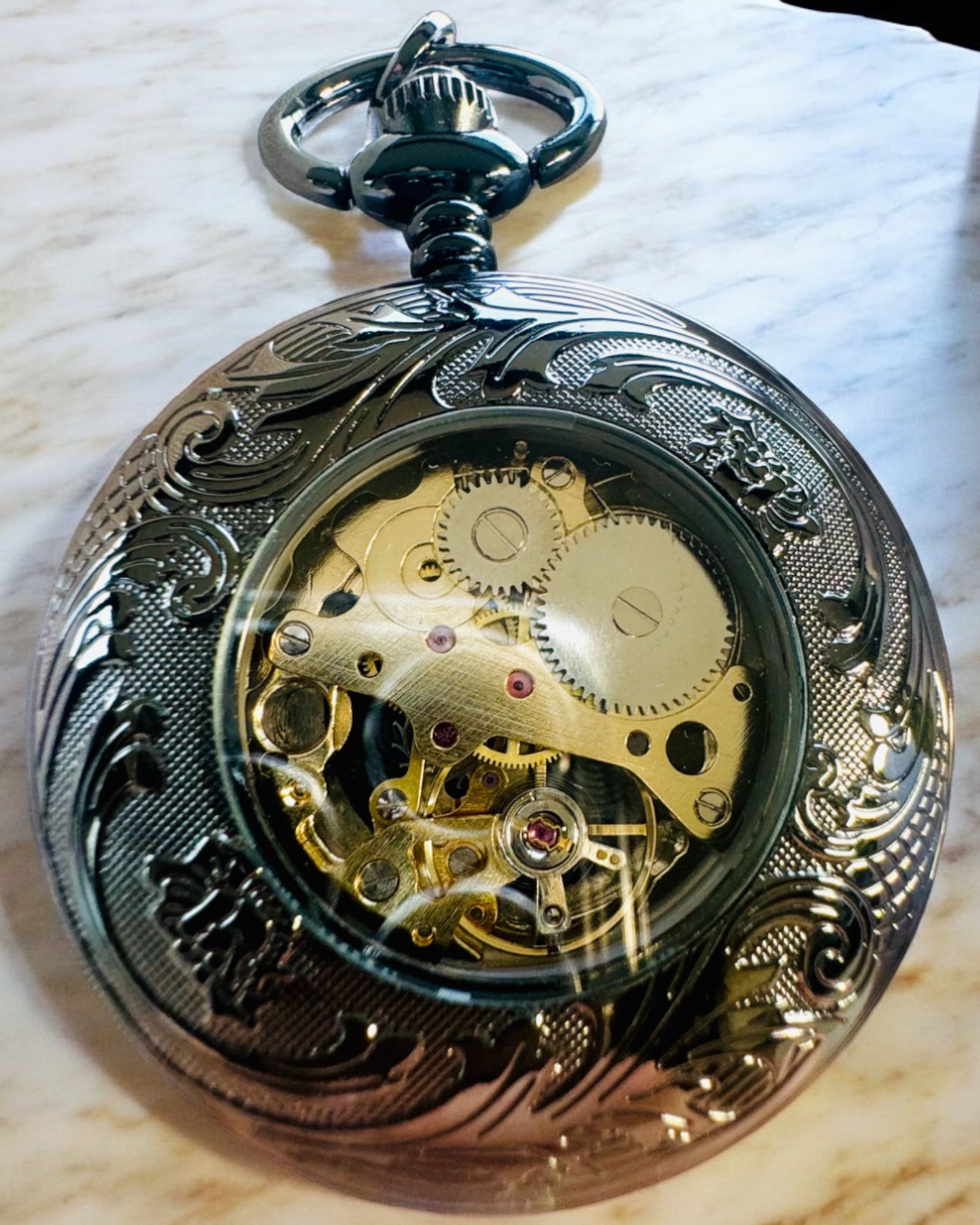 Taskukello "Equus Tempus" - Musta Hevosteemalla, mahdollisuus personointiin kaiverruksella - musta kellotaulu