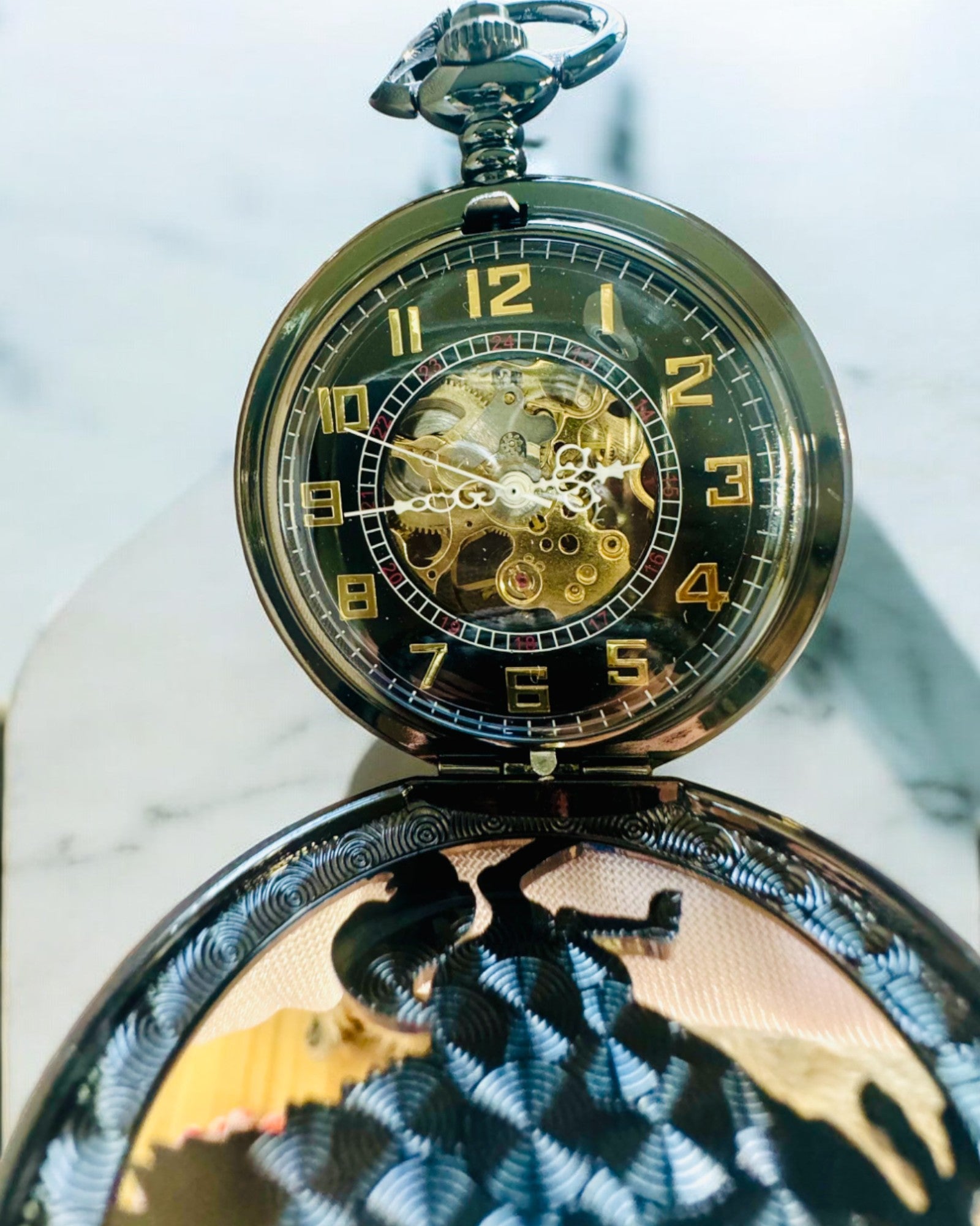 Taskukello "Equus Tempus" - Musta Hevosteemalla, mahdollisuus personointiin kaiverruksella - musta kellotaulu