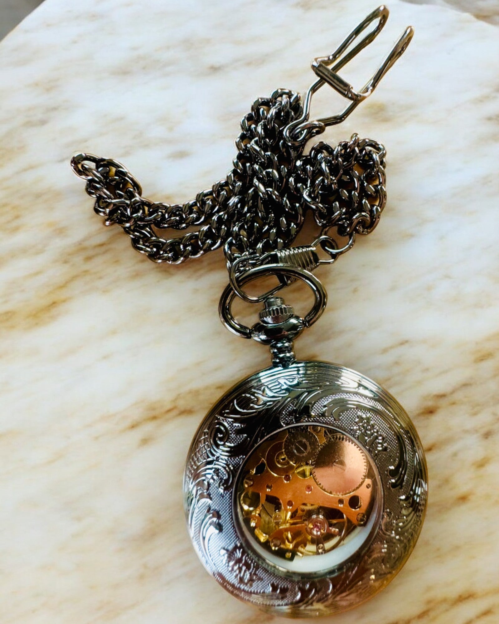 Taskukello "Equus Tempus" - Musta Hevosteemalla, mahdollisuus personointiin kaiverruksella - musta kellotaulu