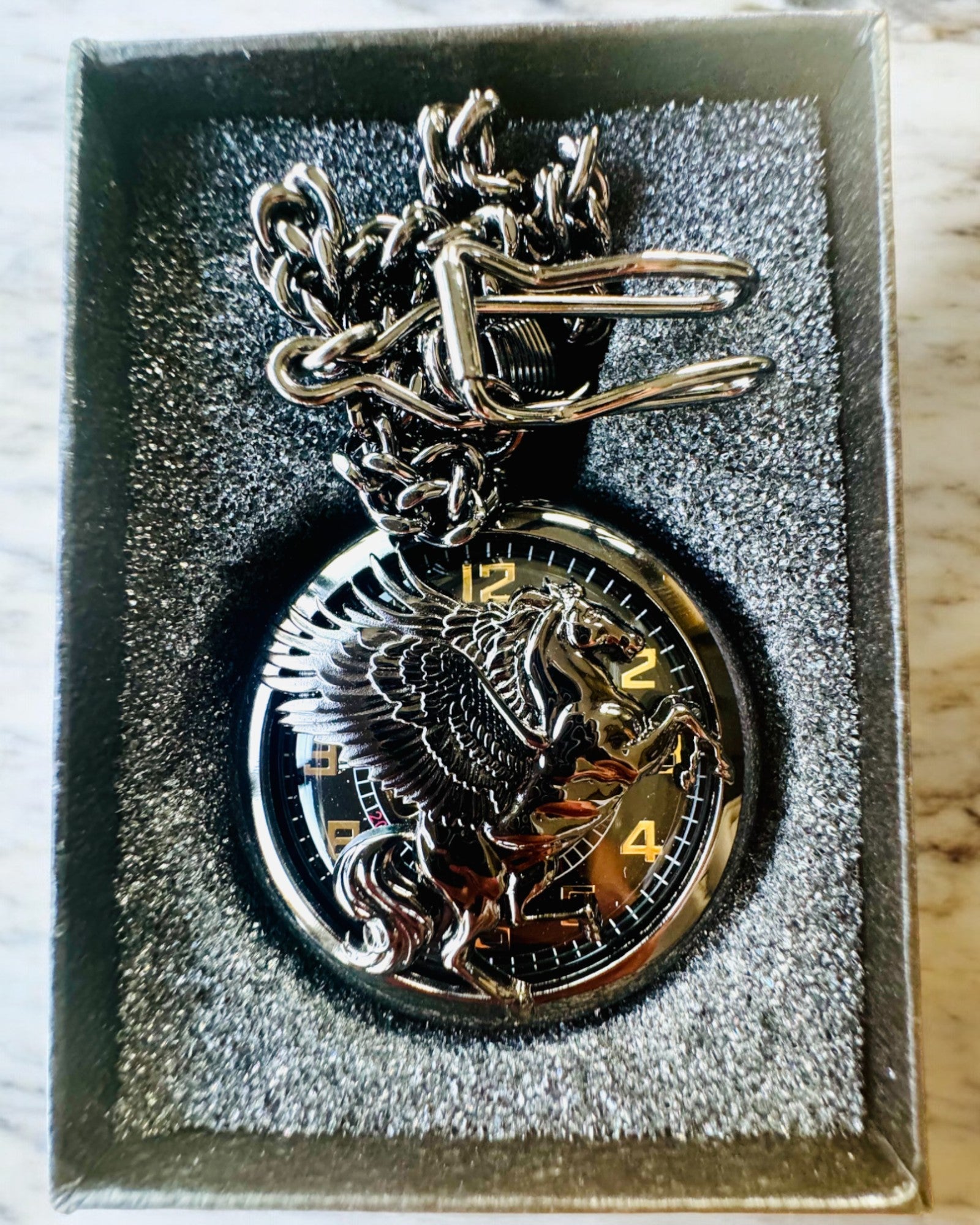 Taskukello "Equus Tempus" - Musta Hevosteemalla, mahdollisuus personointiin kaiverruksella - musta kellotaulu