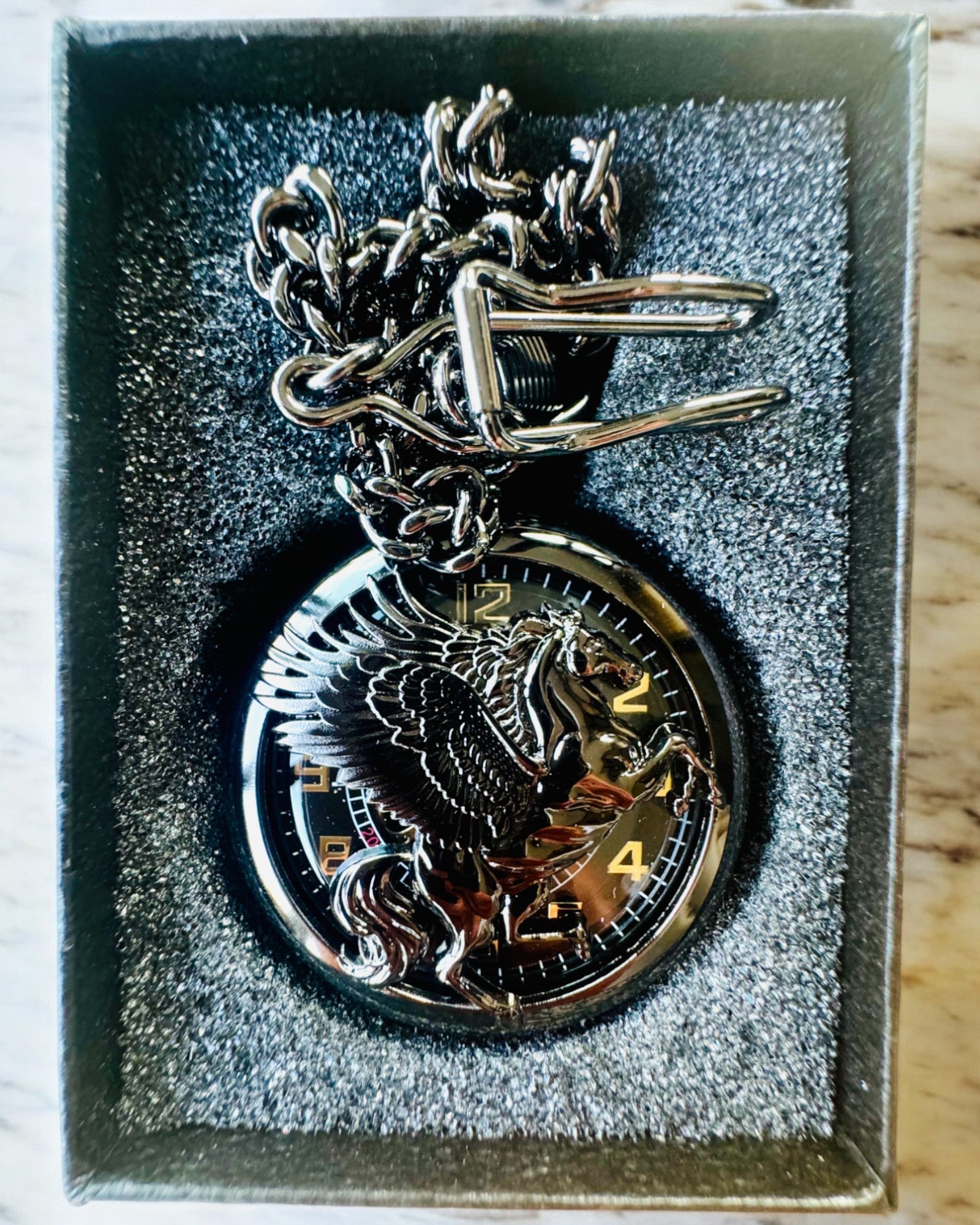 Taskukello "Equus Tempus" - Musta Hevosteemalla, mahdollisuus personointiin kaiverruksella - musta kellotaulu