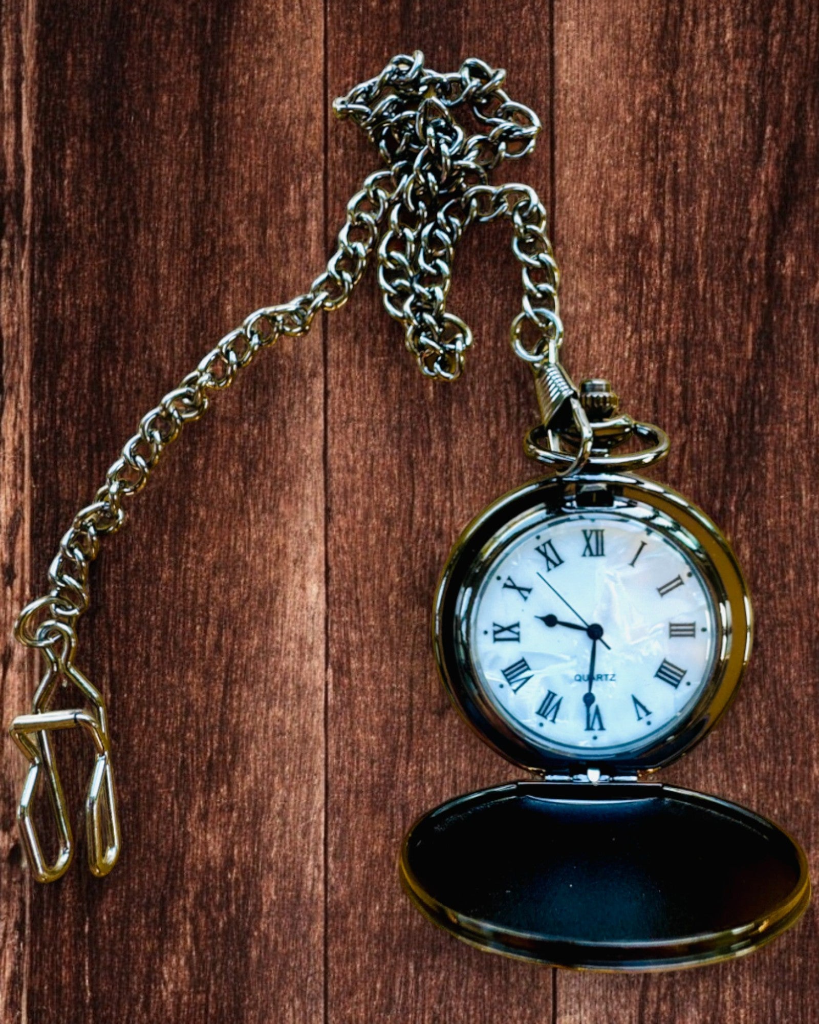 Klassinen taskukello roomalaisilla numeroilla ja ketjulla, kvartsikoneisto, musta kiilto - väri musta