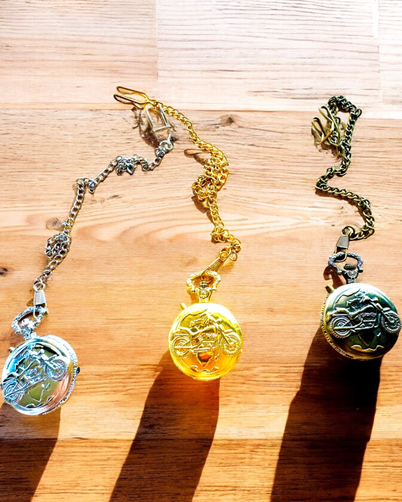 Taskukello "Motocykli Elegancik 2" – Kaiverrus lahjaksi, 3 värivaihtoehtoa