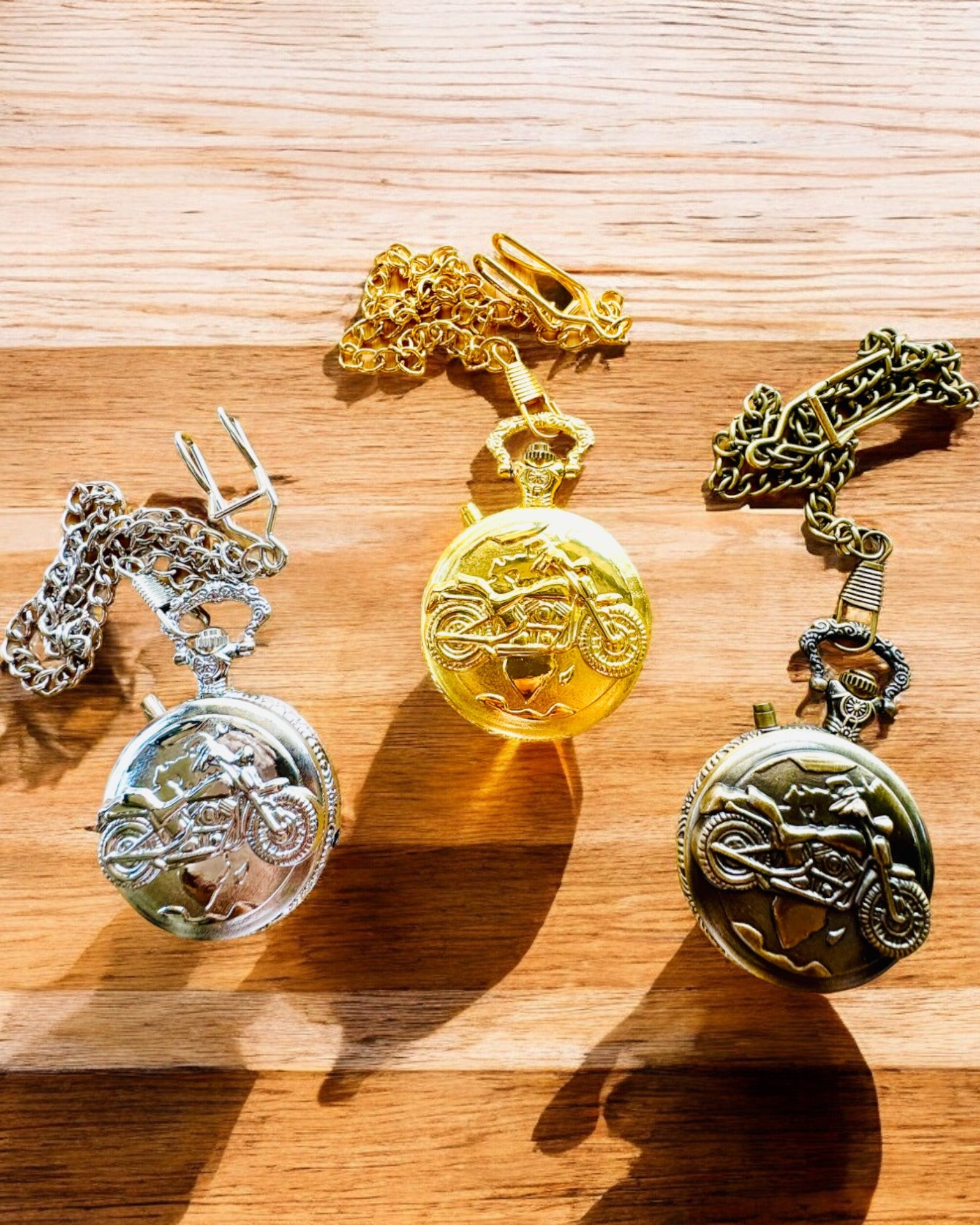 Taskukello "Motocykli Elegancik 2" – Kaiverrus lahjaksi, 3 värivaihtoehtoa