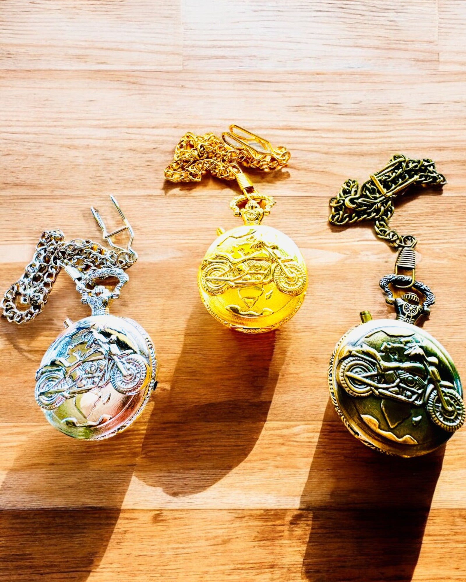 Taskukello "Motocykli Elegancik 2" – Kaiverrus lahjaksi, 3 värivaihtoehtoa