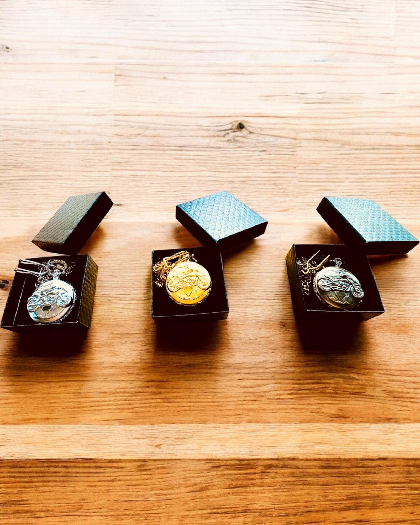 Taskukello "Motocykli Elegancik 2" – Kaiverrus lahjaksi, 3 värivaihtoehtoa