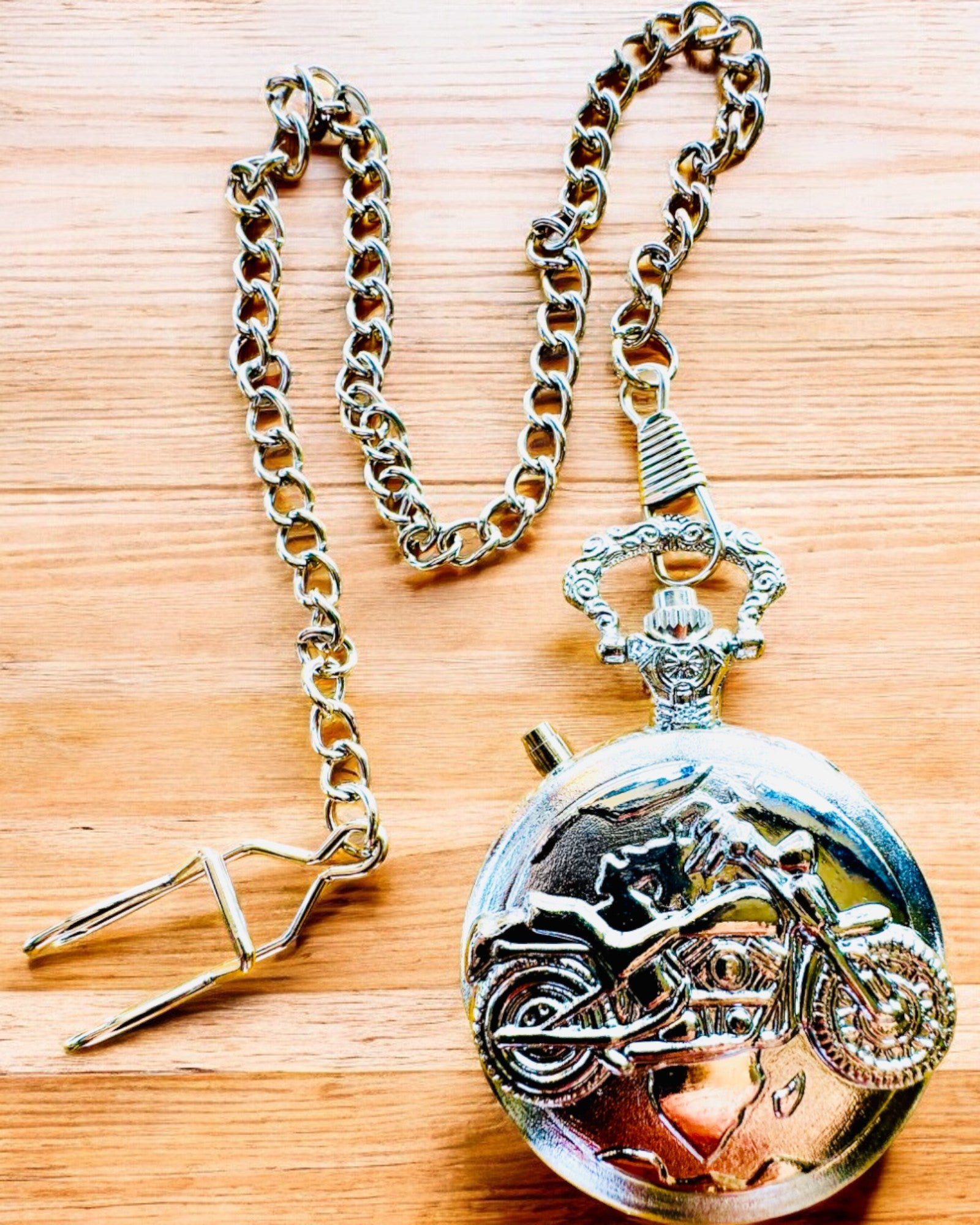 Taskukello "Motocykli Elegancik 2" – Kaiverrus lahjaksi, 3 värivaihtoehtoa