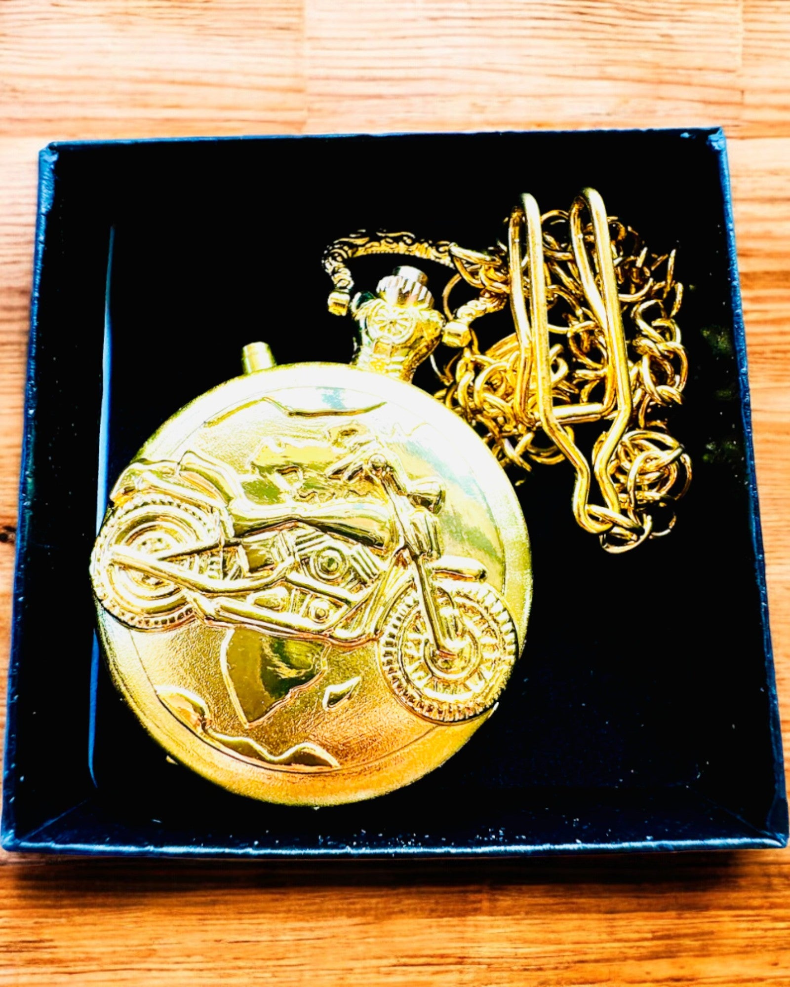 Taskukello "Motocykli Elegancik 2" – Kaiverrus lahjaksi, 3 värivaihtoehtoa