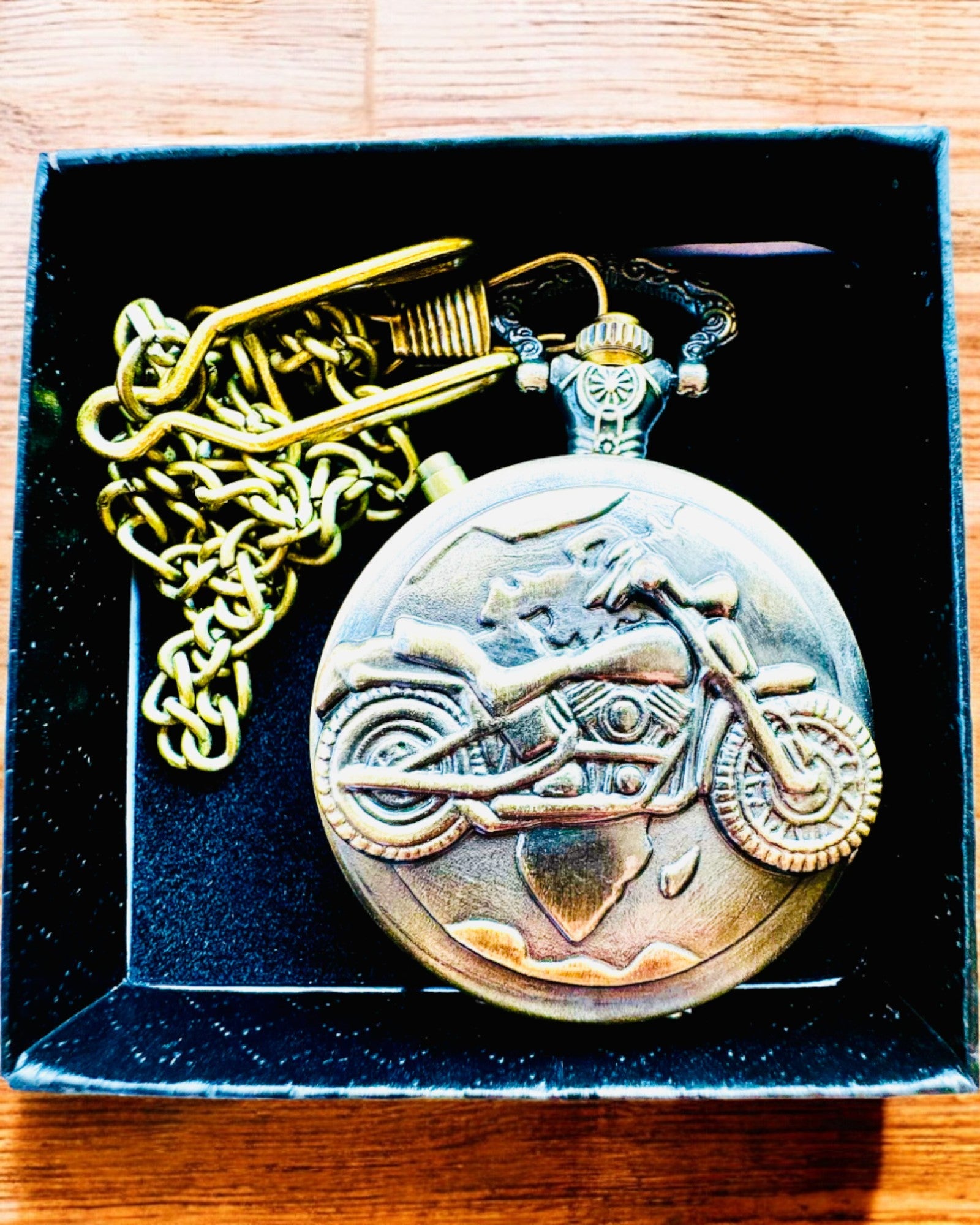 Taskukello "Motocykli Elegancik 2" – Kaiverrus lahjaksi, 3 värivaihtoehtoa