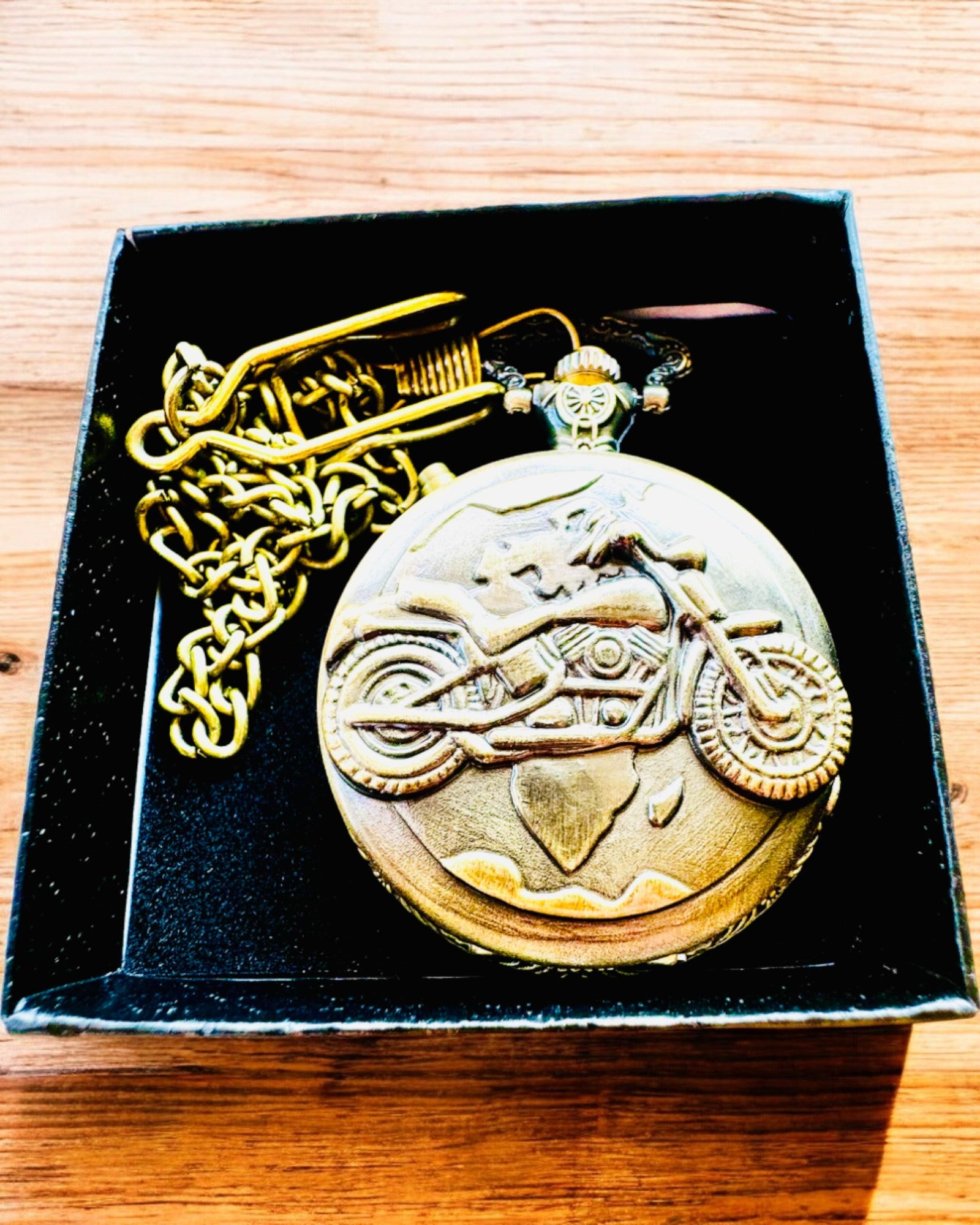 Taskukello "Motocykli Elegancik 2" – Kaiverrus lahjaksi, 3 värivaihtoehtoa