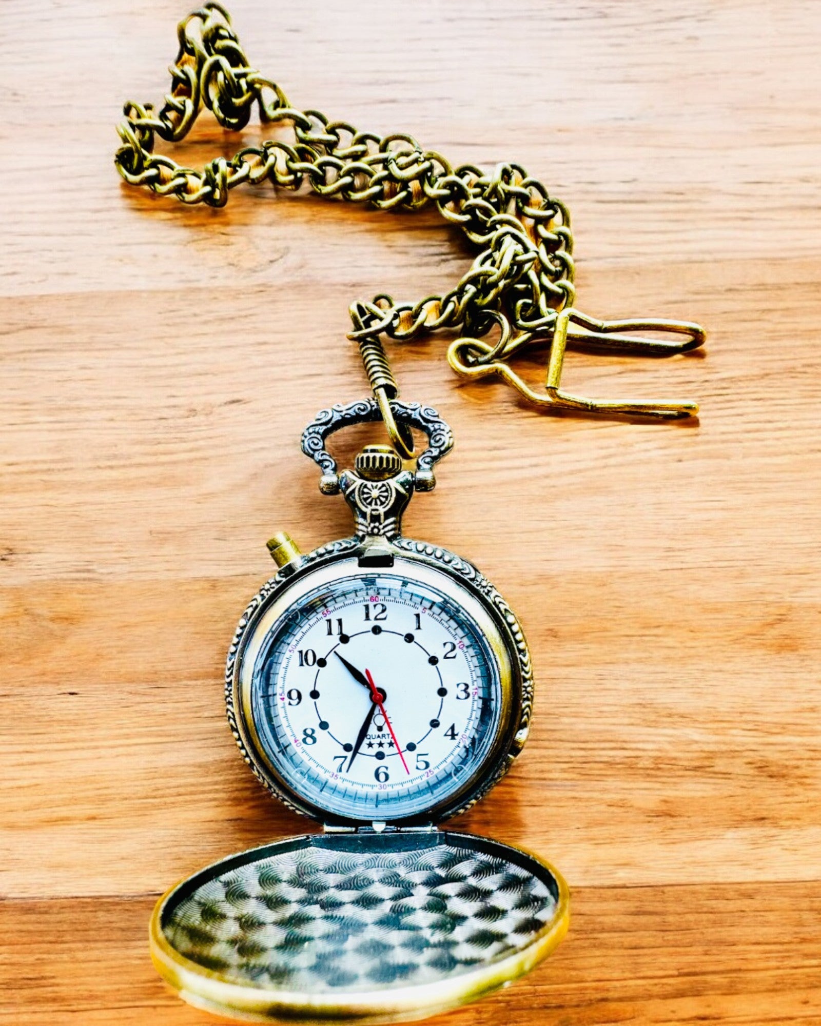 Taskukello "Motocykli Elegancik 2" – Kaiverrus lahjaksi, 3 värivaihtoehtoa