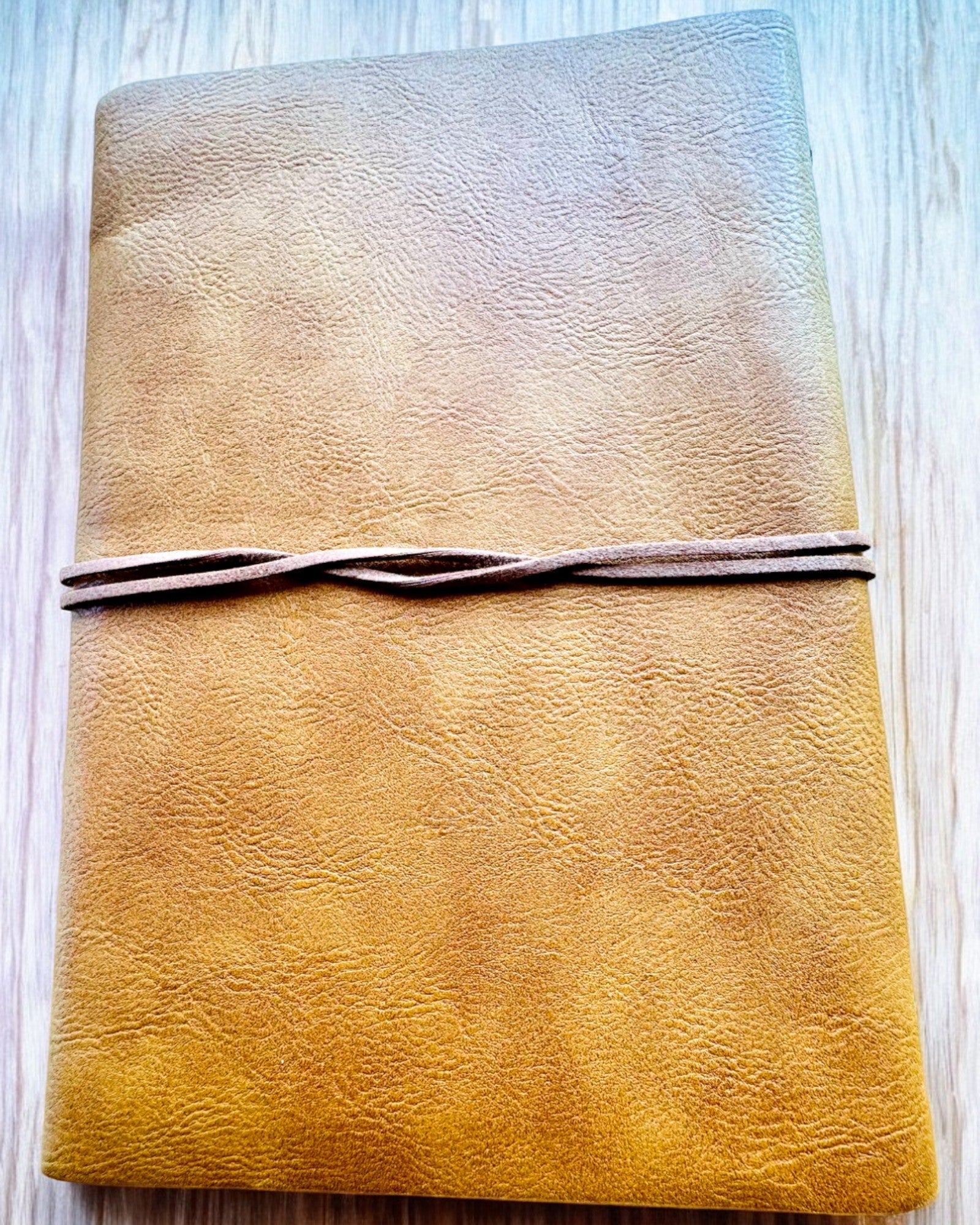 "Syksyn Lehdet" muistikirja, A5-koko, mahdollisuus personointiin kaiverruksella lahjaksi