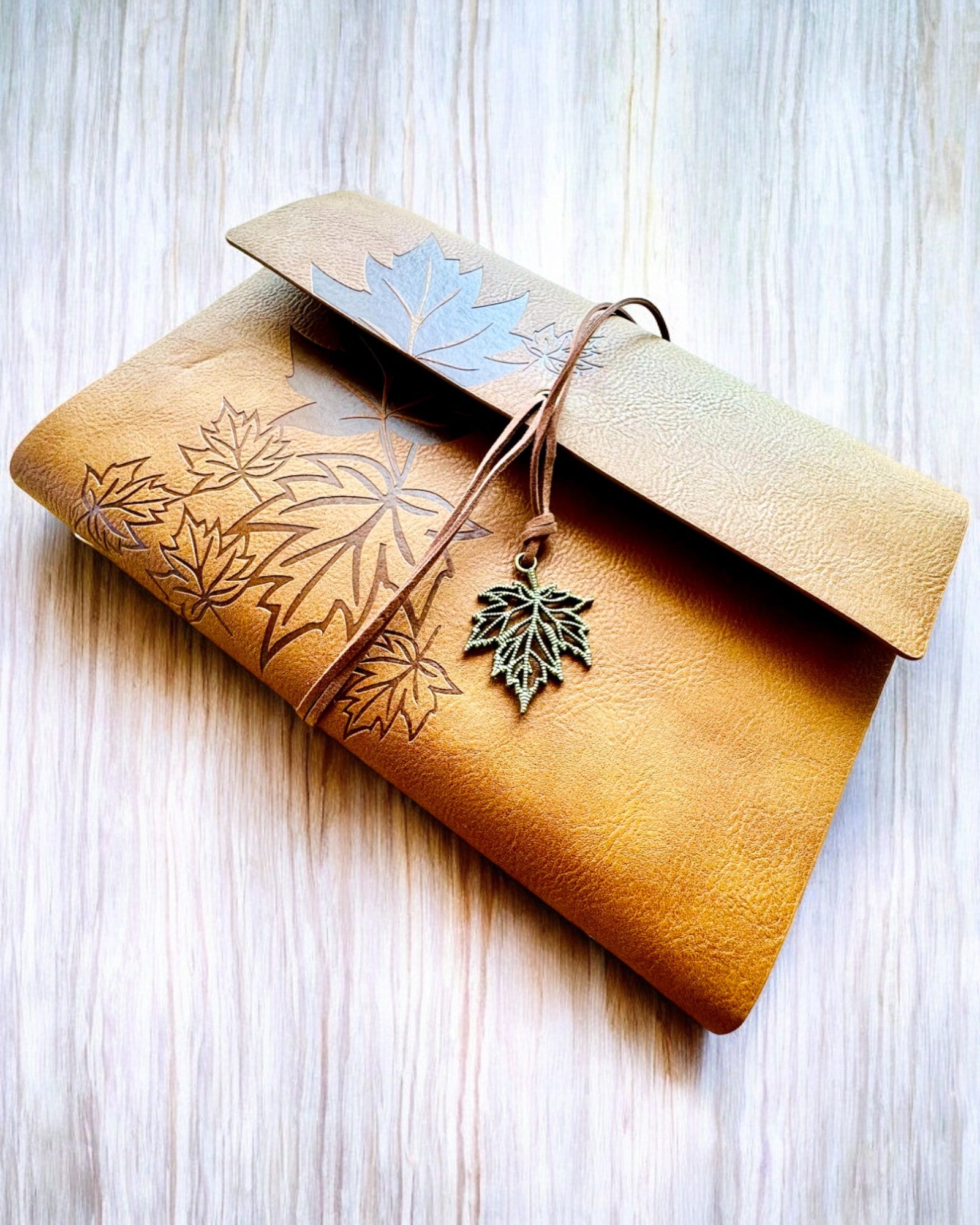 "Syksyn Lehdet" muistikirja, A5-koko, mahdollisuus personointiin kaiverruksella lahjaksi