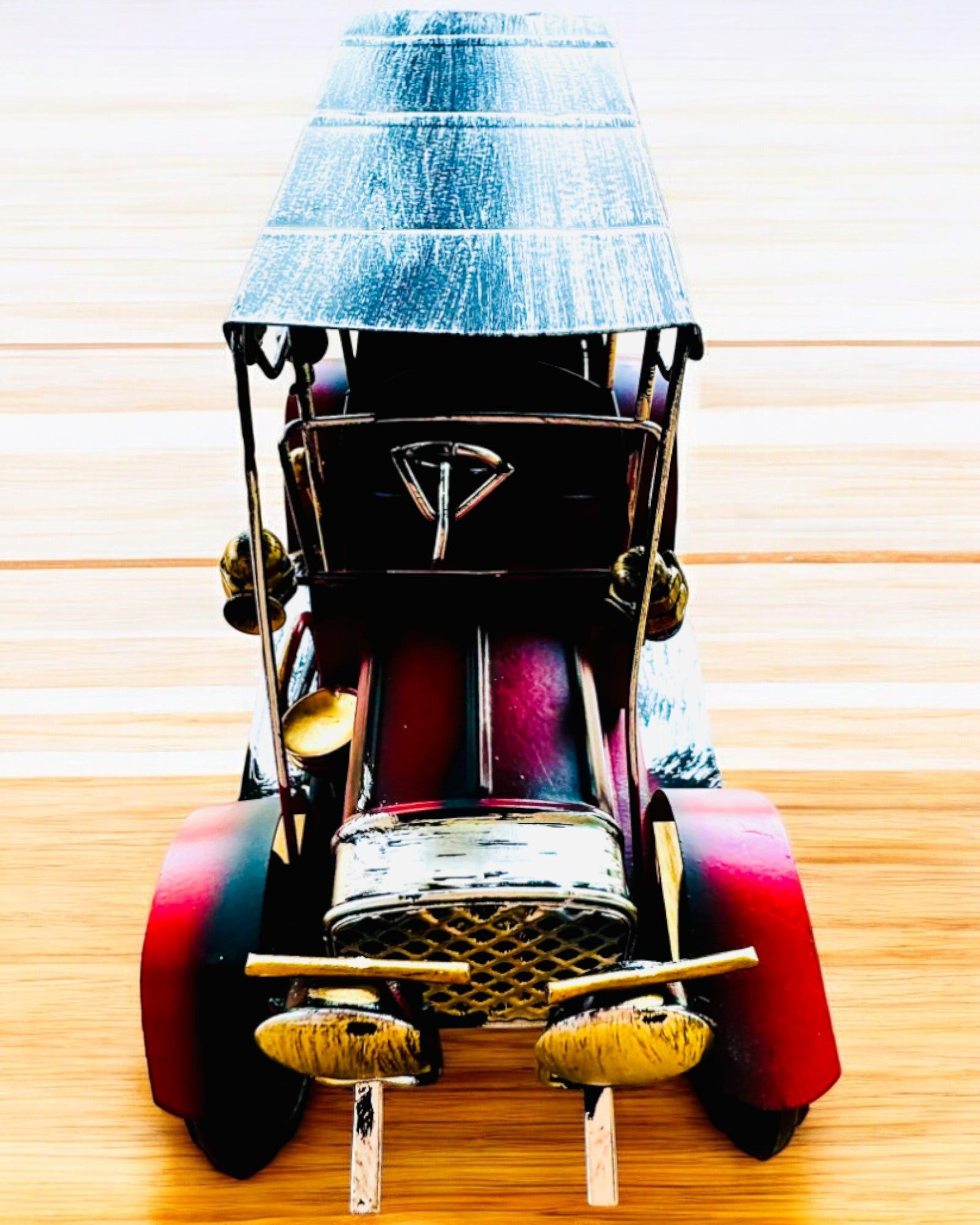 Klassinen Retro-auton malli - kolme vaihtoehtoa kaiverrusmahdollisuudella lahjaksi