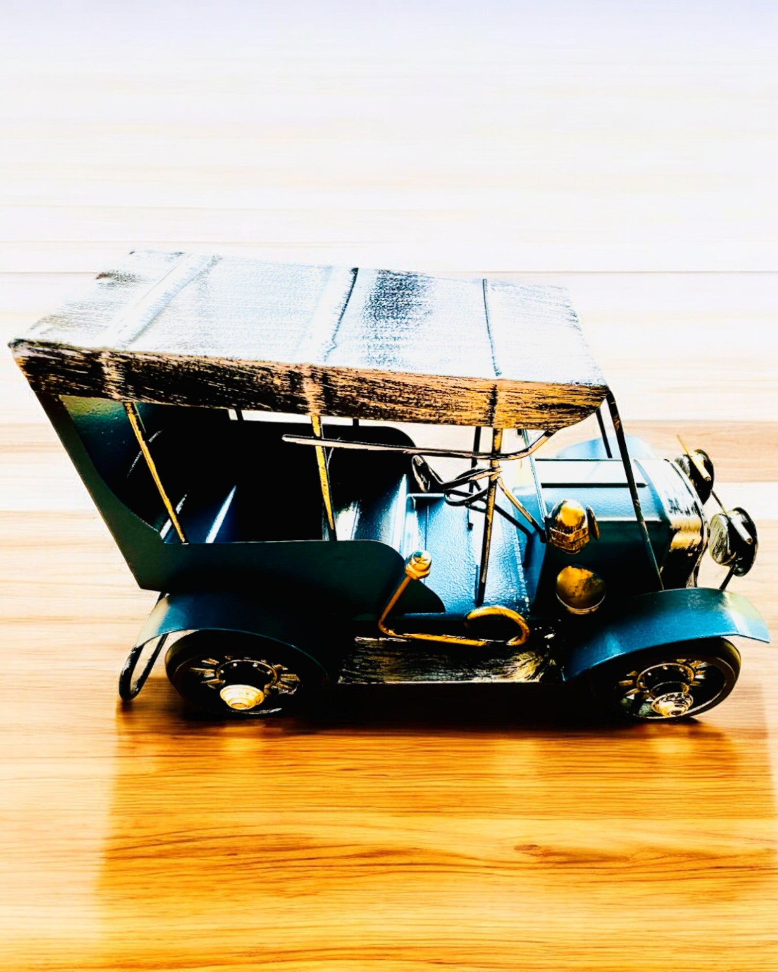 Klassinen Retro-auton malli - kolme vaihtoehtoa kaiverrusmahdollisuudella lahjaksi