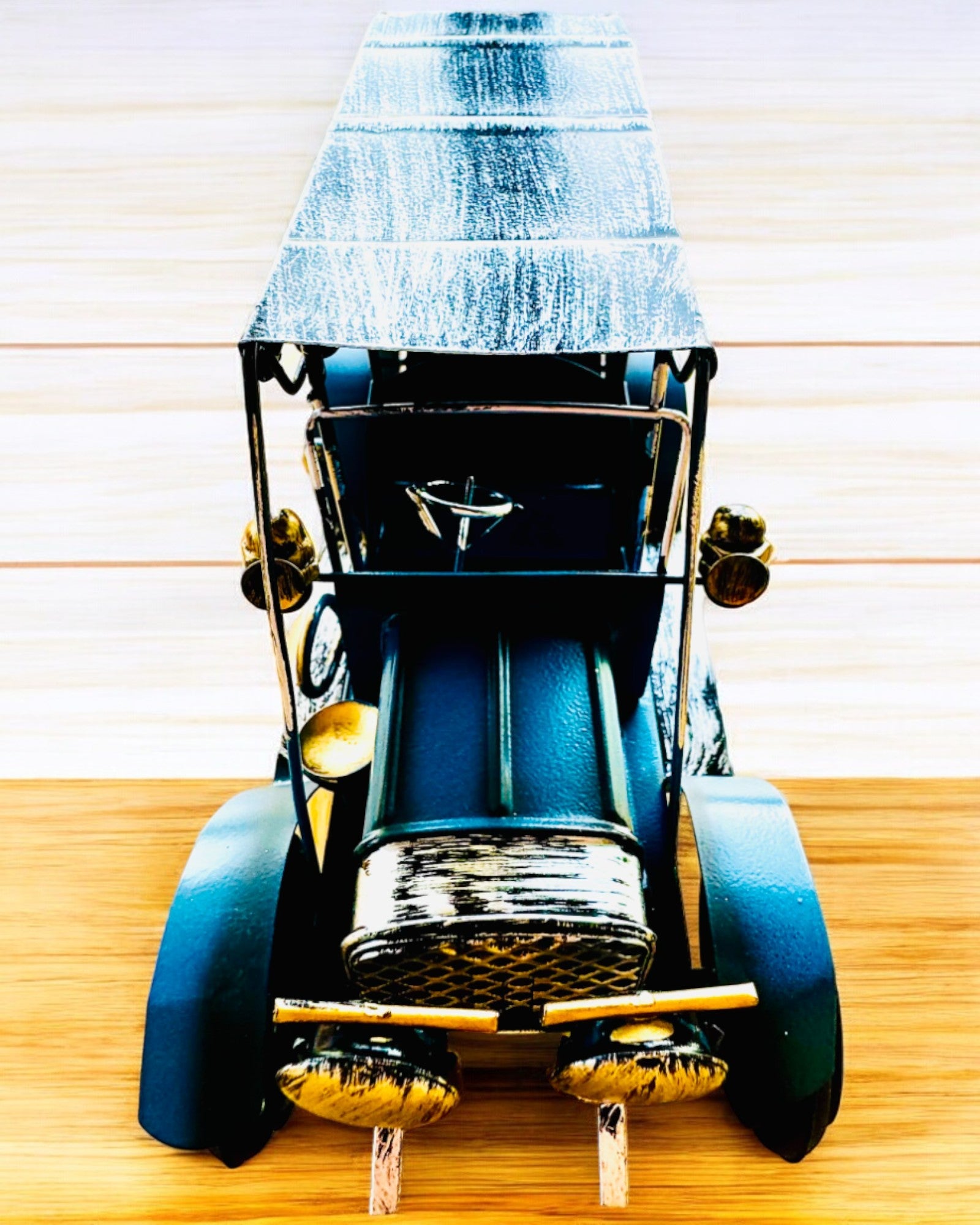 Klassinen Retro-auton malli - kolme vaihtoehtoa kaiverrusmahdollisuudella lahjaksi