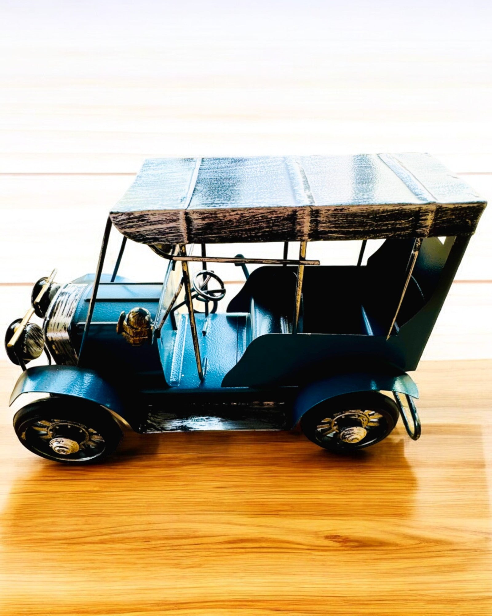 Klassinen Retro-auton malli - kolme vaihtoehtoa kaiverrusmahdollisuudella lahjaksi