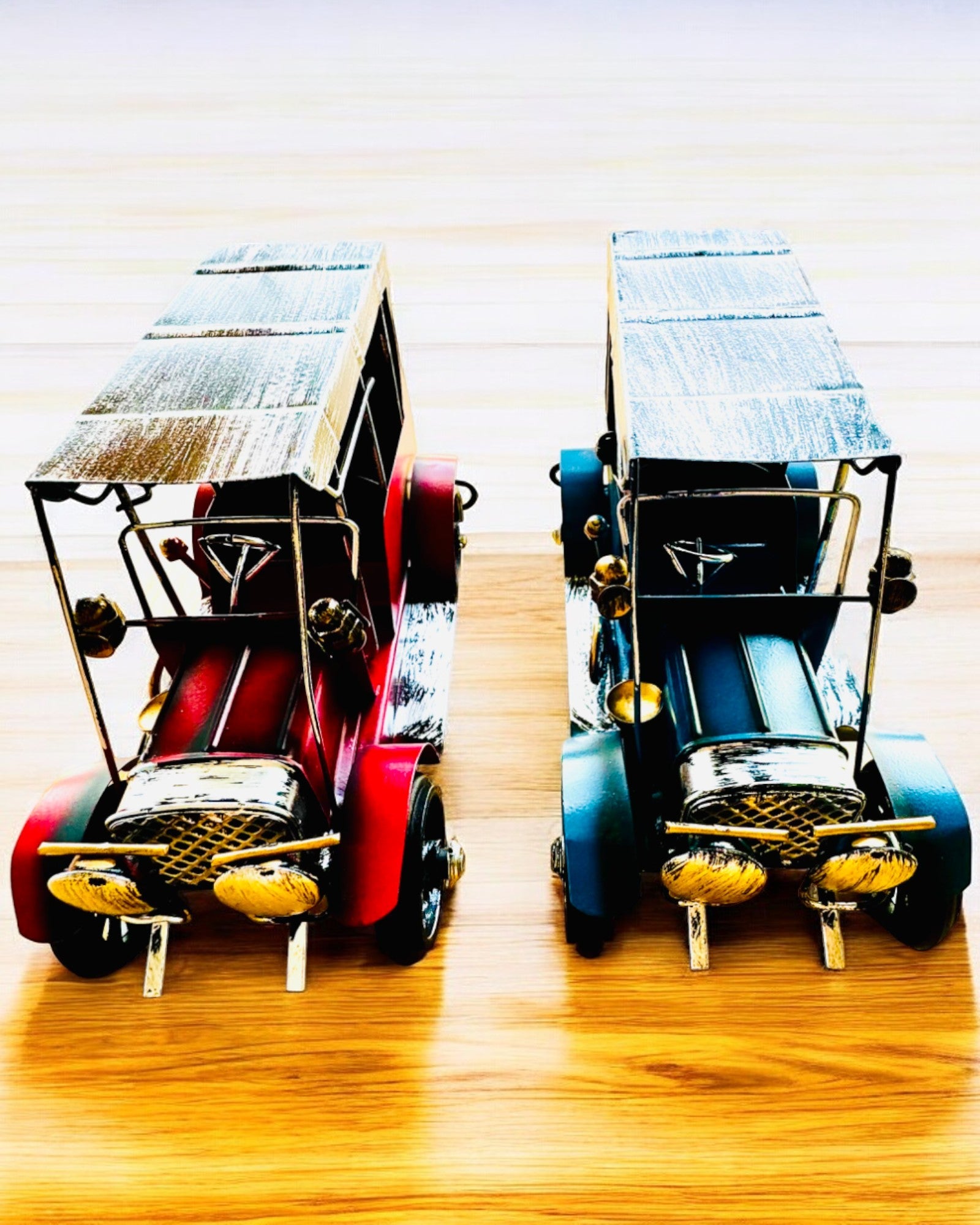 Klassinen Retro-auton malli - kolme vaihtoehtoa kaiverrusmahdollisuudella lahjaksi