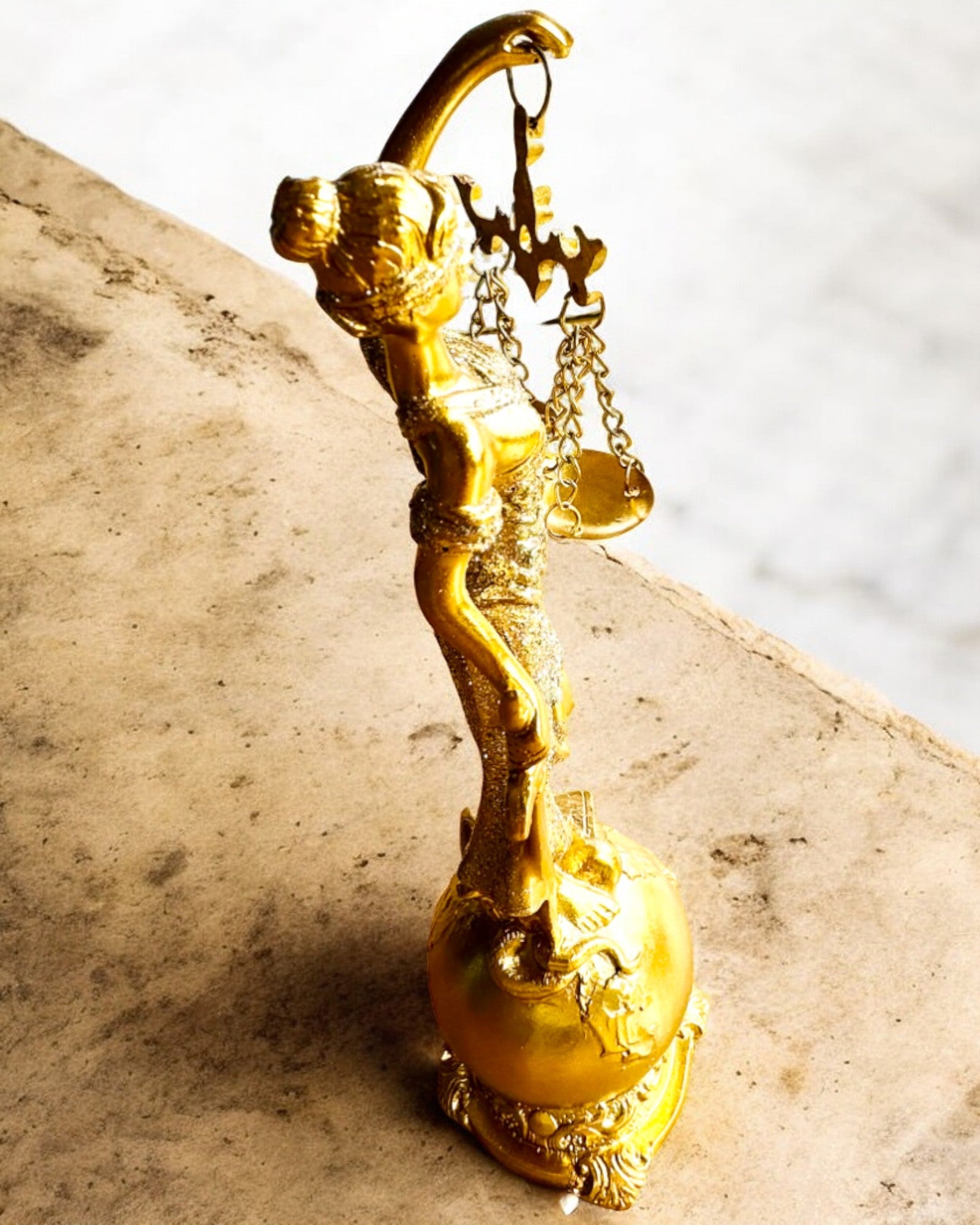 Oikeuden jumalattaren patsas – Taiteellinen koriste hyllylle, hartsikäsityö, personointi kaiverruksella