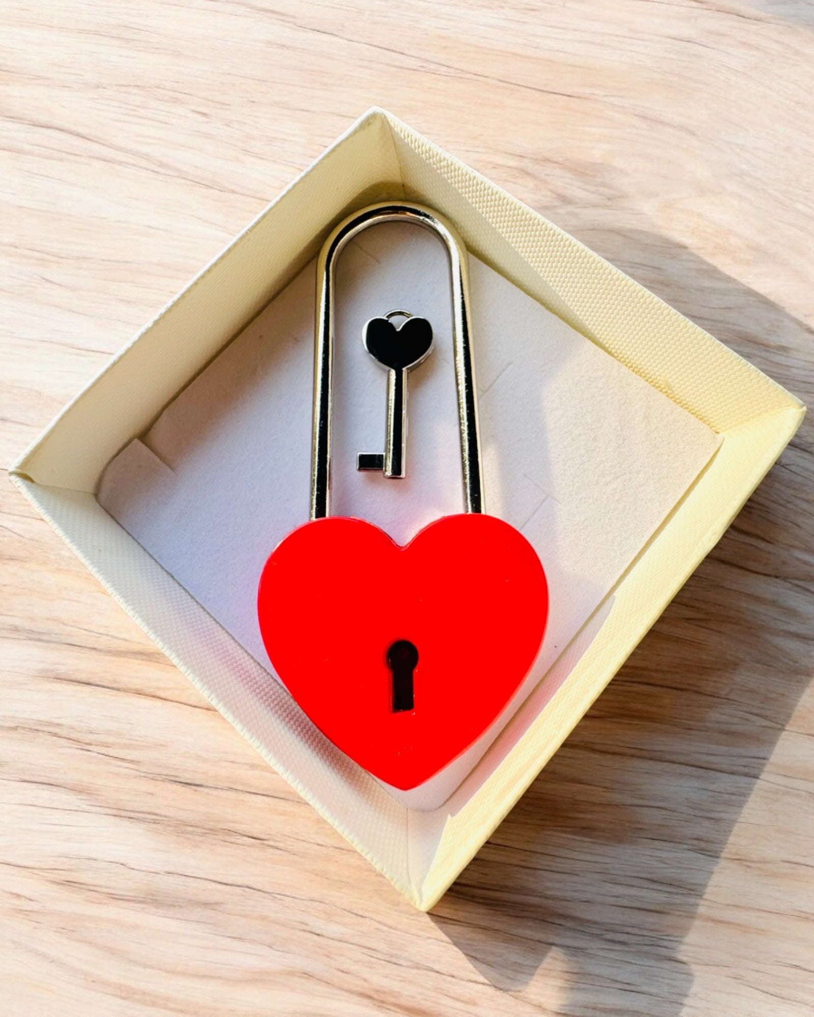 Rakkauden taikaiset lukot kaiverrusmahdollisuudella lahjaksi, 5 värivaihtoehtoa valittavana