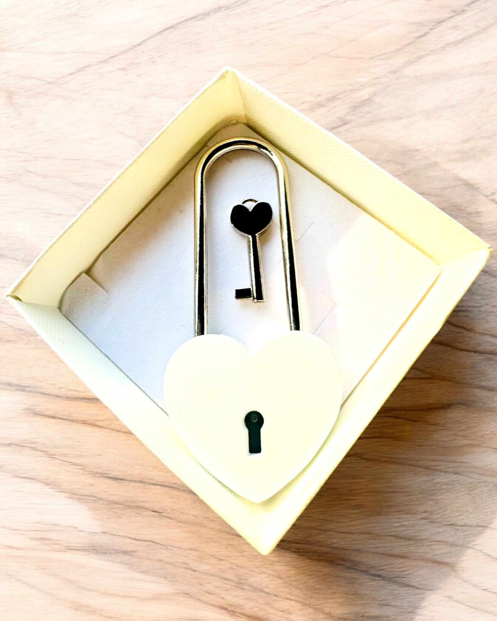 Rakkauden taikaiset lukot kaiverrusmahdollisuudella lahjaksi, 5 värivaihtoehtoa valittavana