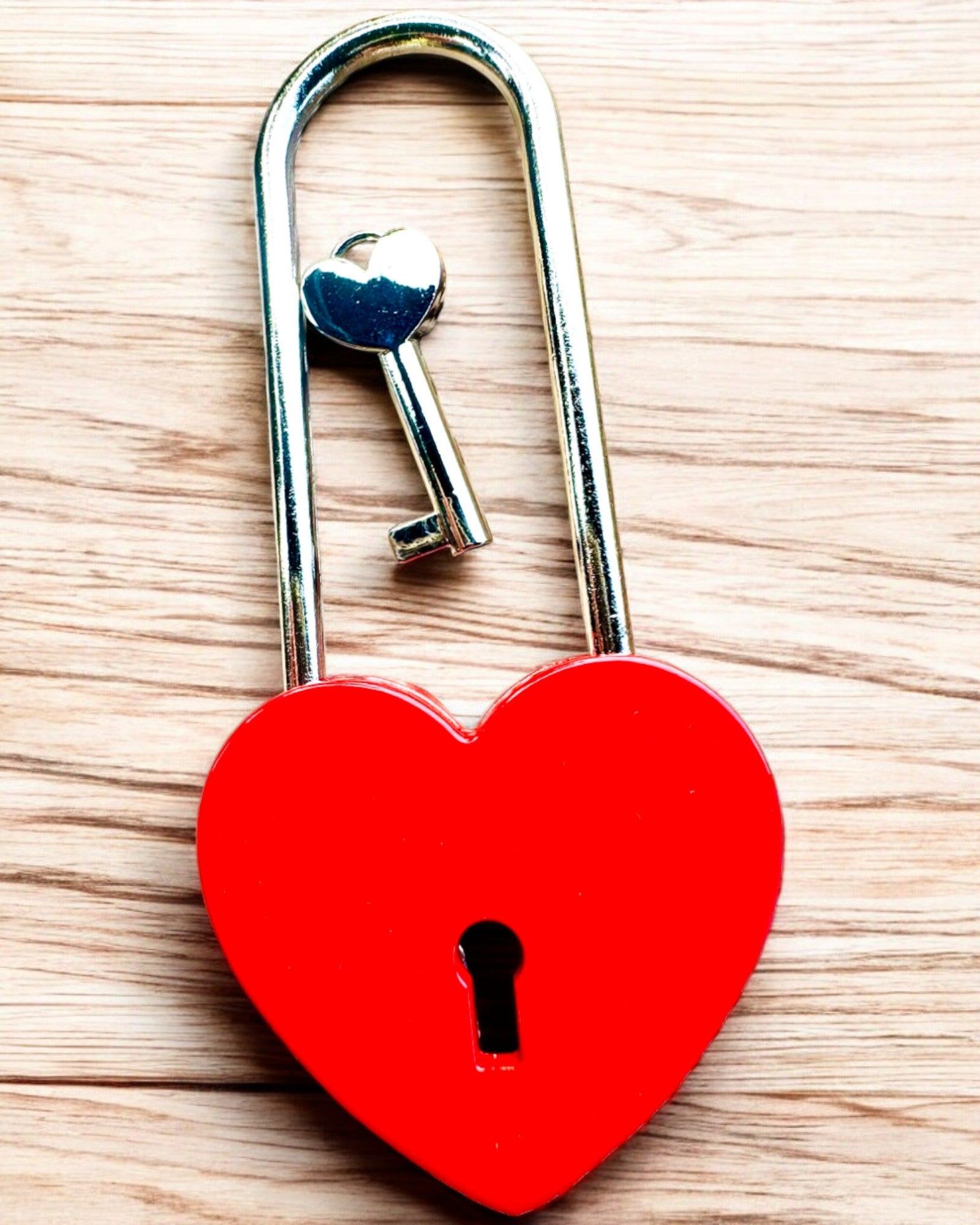 Rakkauden taikaiset lukot kaiverrusmahdollisuudella lahjaksi, 5 värivaihtoehtoa valittavana