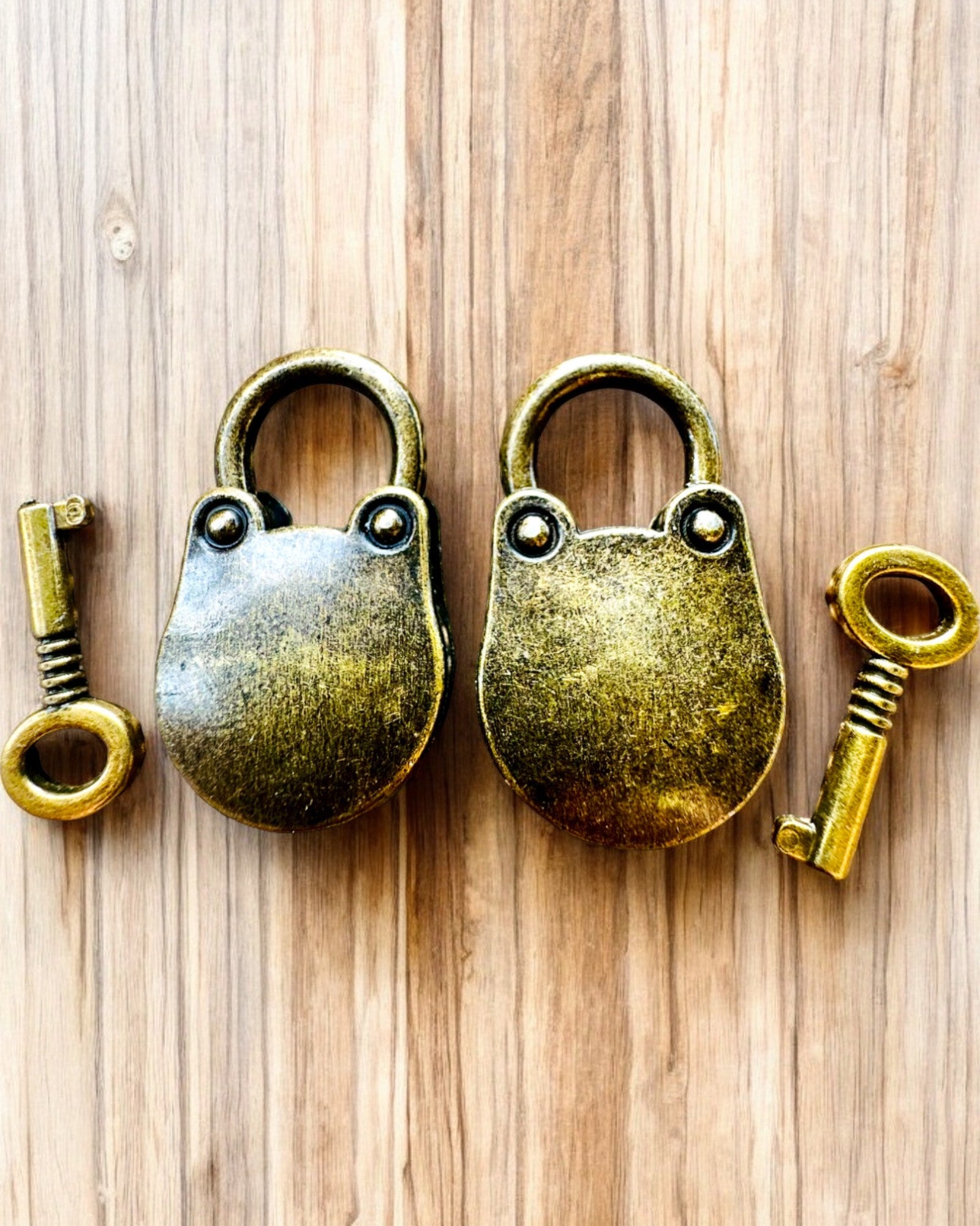 Rakkausminilukot - Sarja 2 kaiverrettua retrotyylistä lukkoa, personointi lahjaksi